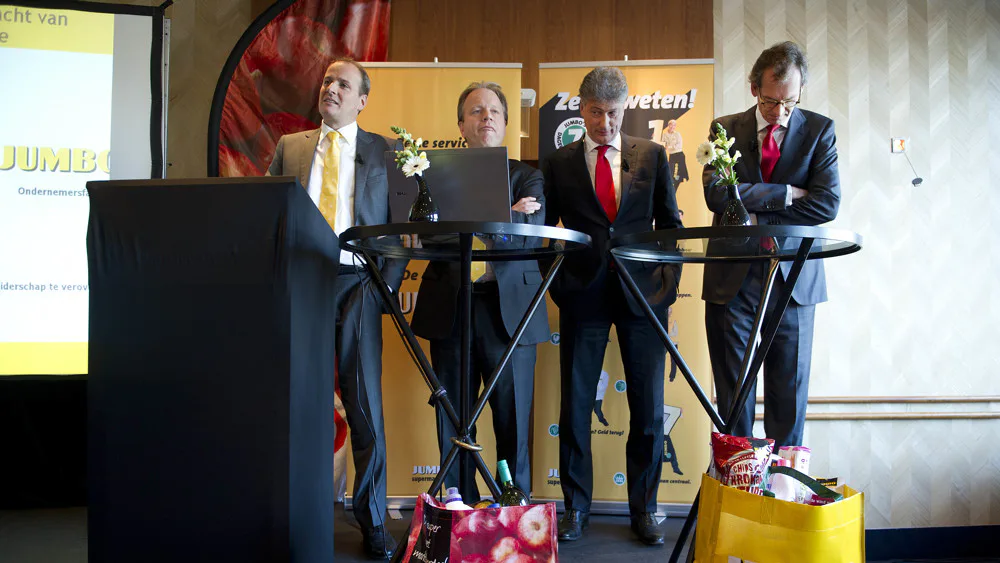 Bij de aankondiging van de overname van C1000 door Jumbo in 2011 stonden Tom Heidman en Joost Sliepenbeek naast elkaar op het podium samen met Frits van Eerd en Ton van Veen. Foto: ANP/Olaf Kraak