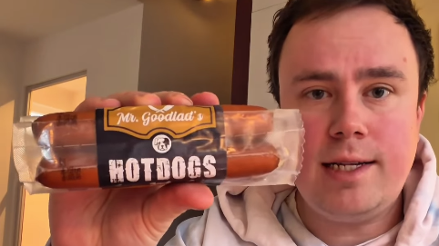 Snackspert eet hondenvoer. Still: Instagram