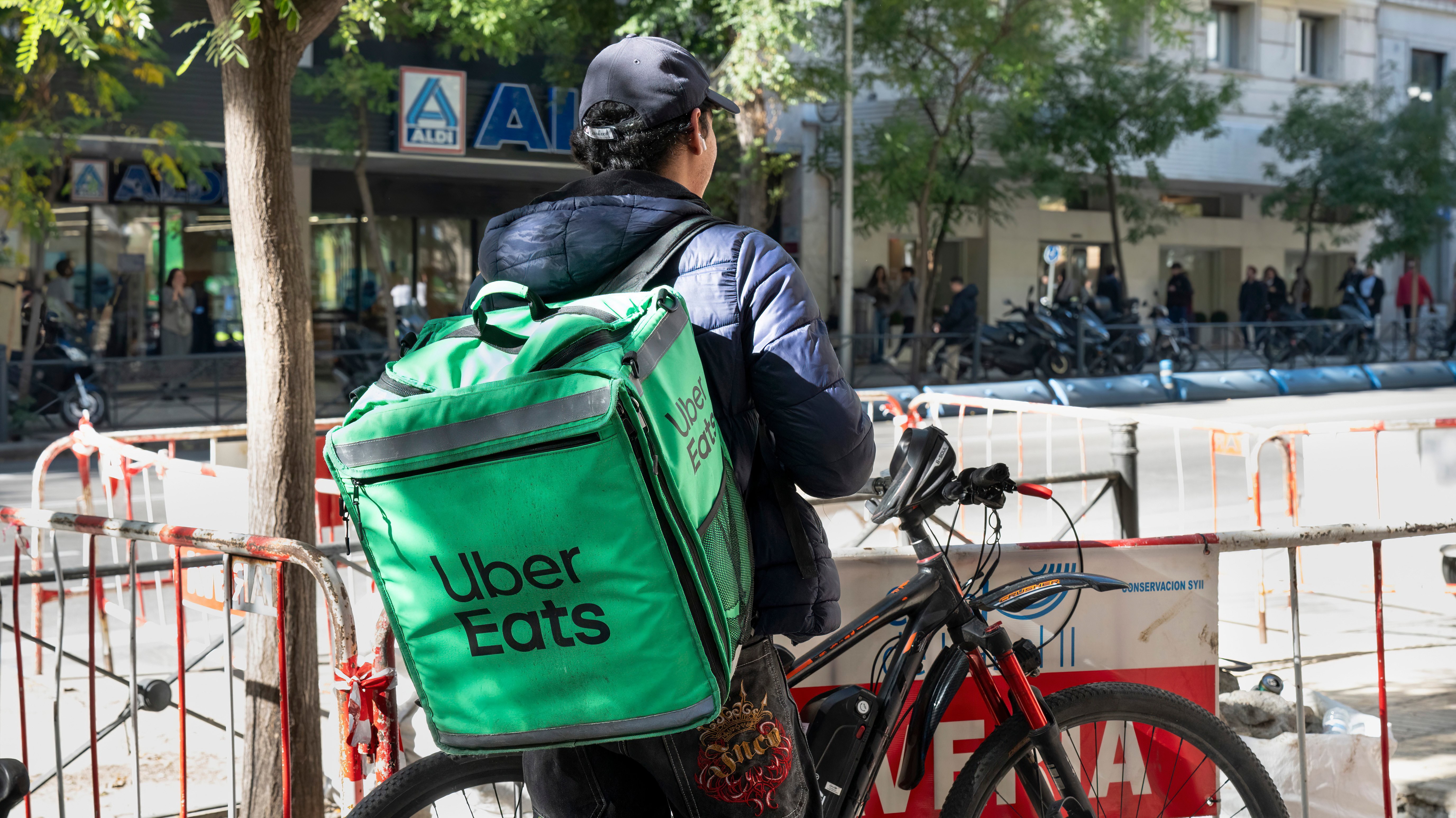 Een Uber Eats-bezorger in Spanje. Foto: ANPA delivery worker from the food company Uber Eats, is seen in Spain.
Brands and Logos in Madrid, Spain - 12 Nov 2025
