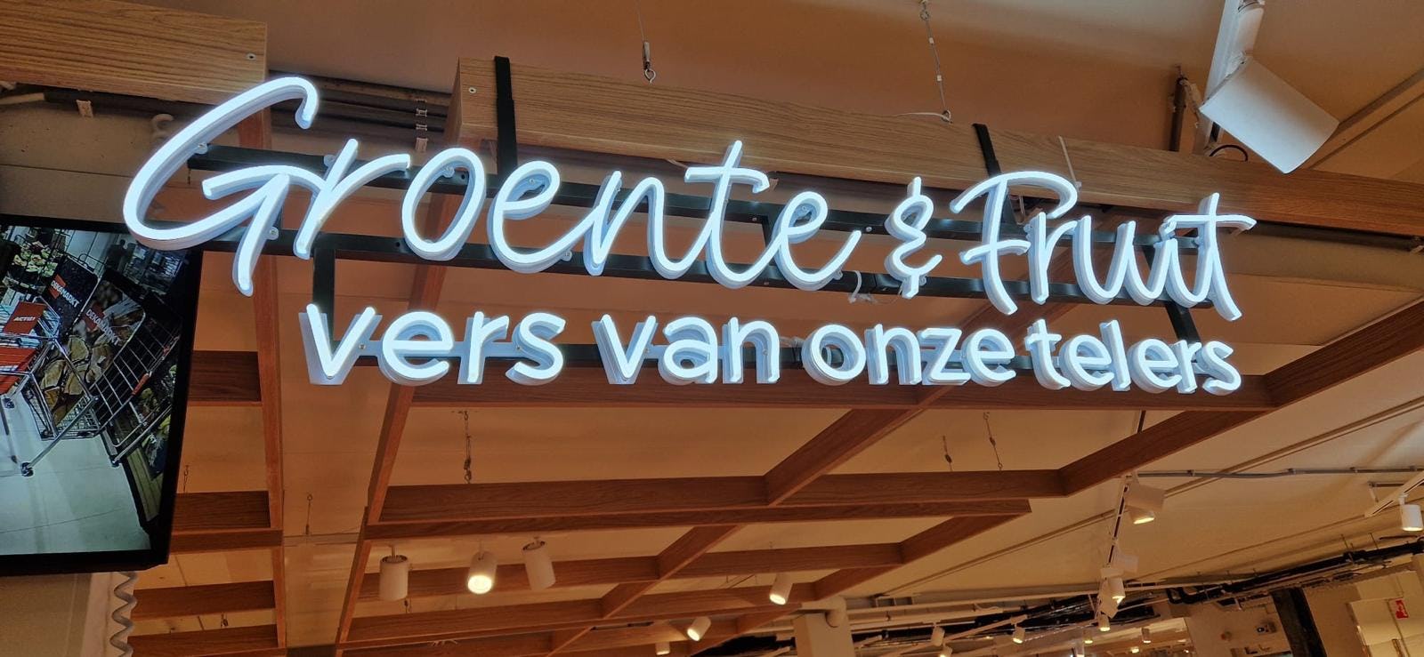 Nieuwe verlichting boven versafdelingen in Castricum. Foto: Distrifood