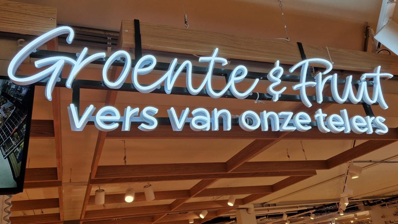 Nieuwe verlichting boven versafdelingen in Castricum. Foto: Distrifood