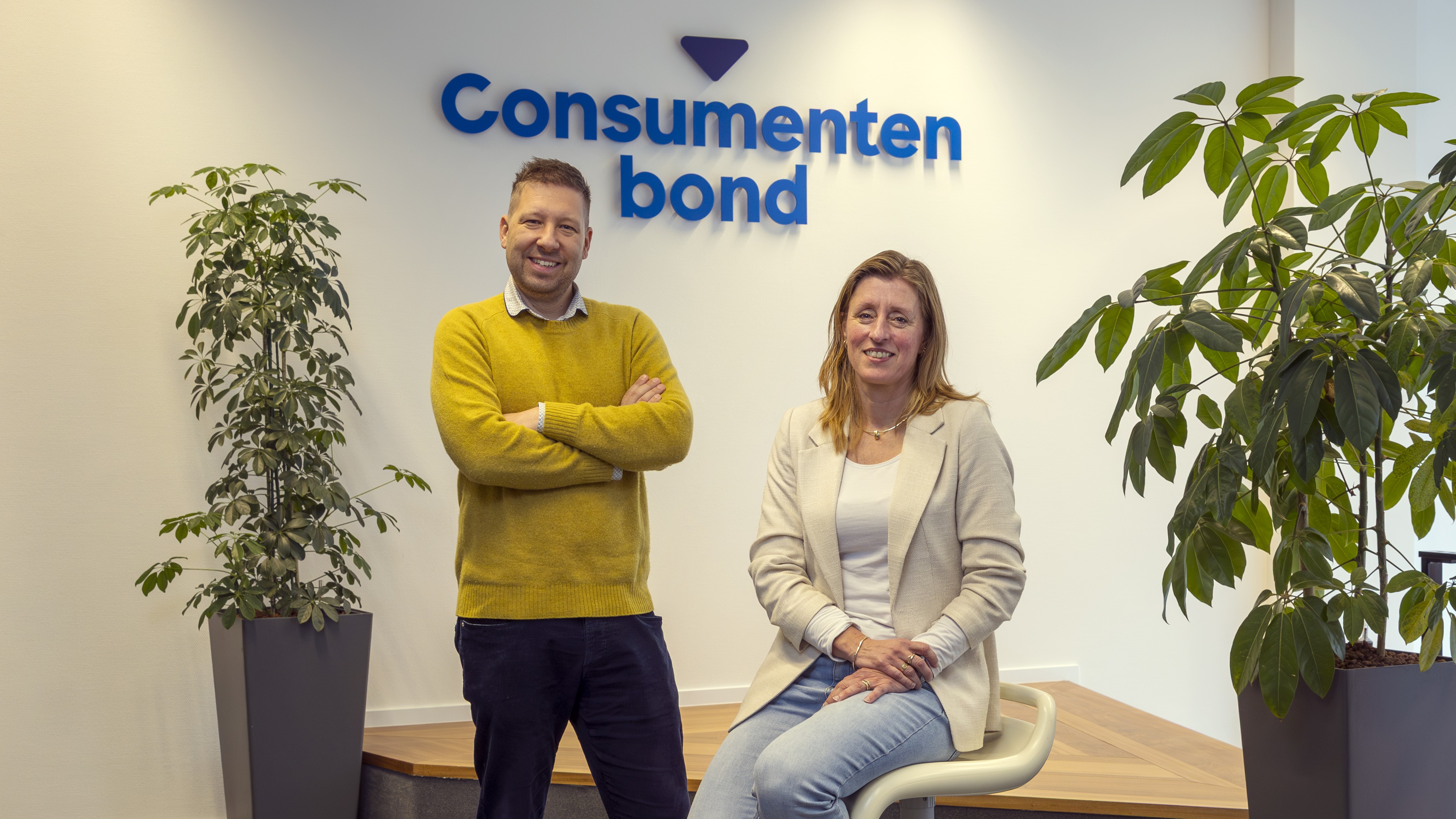 Daan Vermeer en Petra van der Aa van de Consumentenbond. Foto: Dennis Wisse