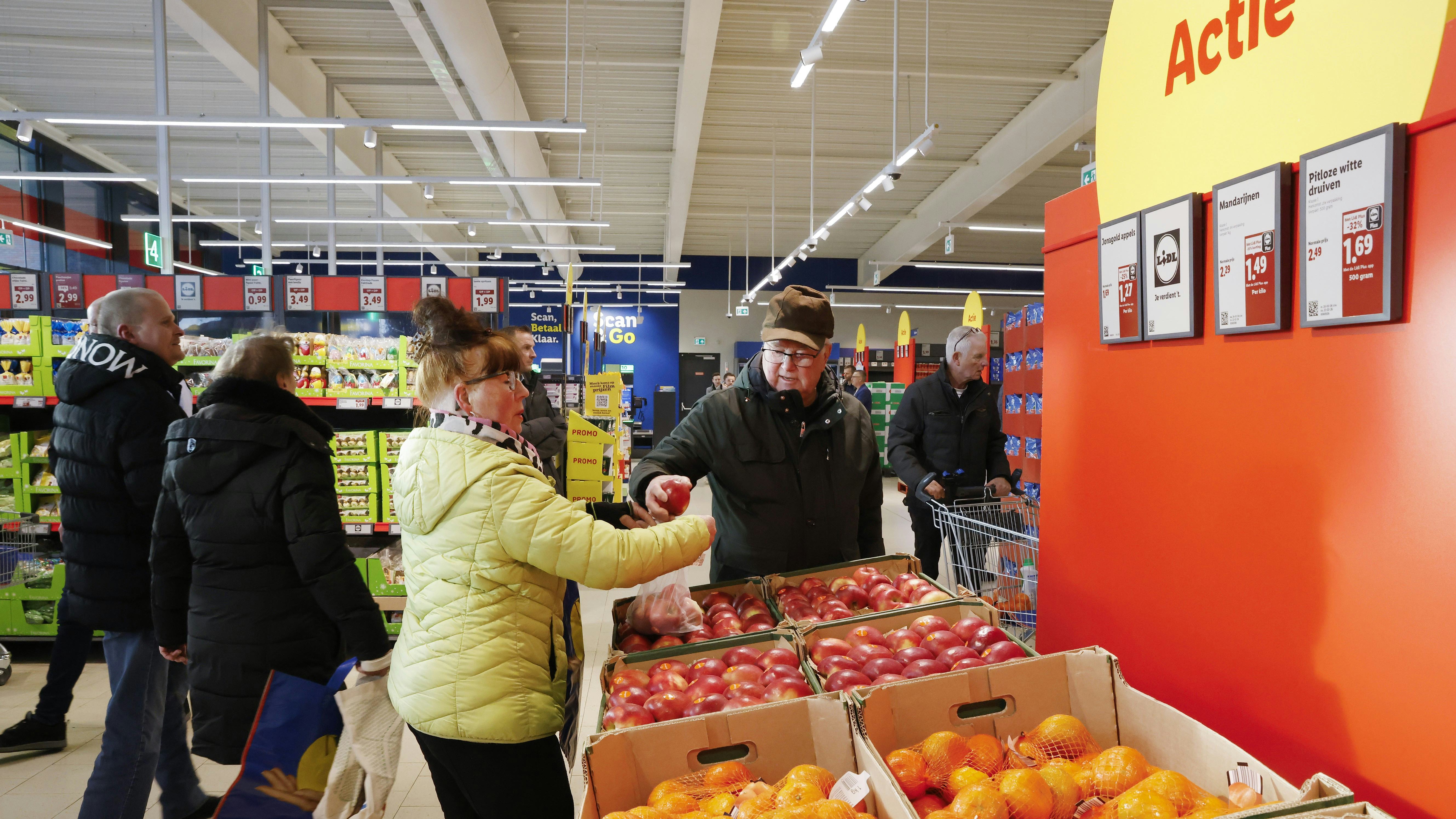 Klanten op agf-afdeling Lidl Huizen. Foto: Studio Kastermans