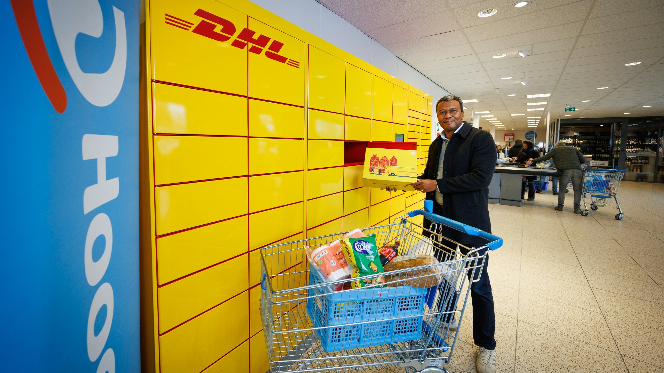 Harry Treurniet (DHL) bij de pakketwand in de Hoogvliet in Woudenberg. Foto: Diederik van der Laan