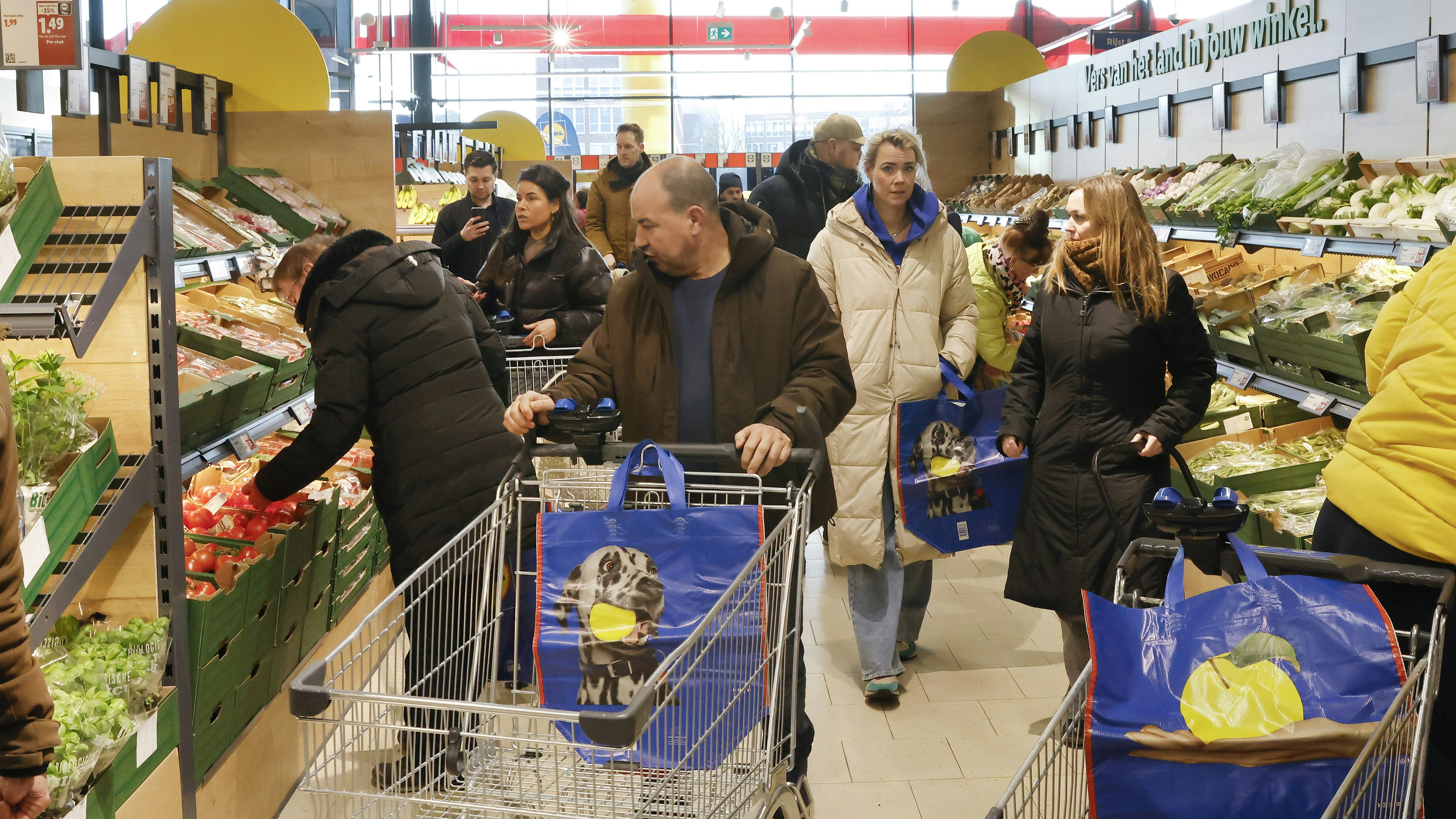 Klanten bij agf Lidl Huizen. Foto: Studio Kastermans