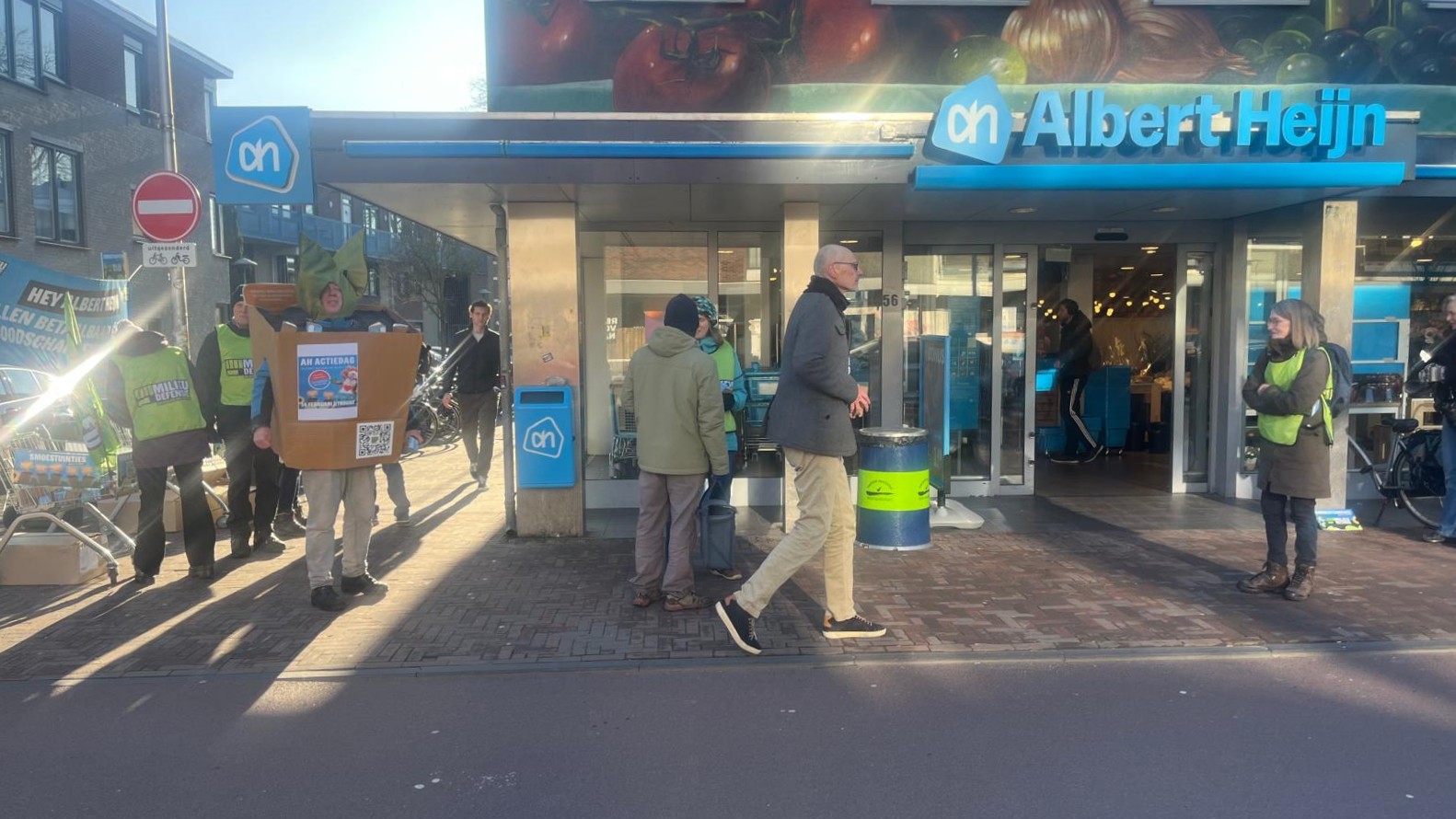 Milieudefensie deelt Smoestuintjes uit bij een AH in Utrecht. Foto: Distrifood