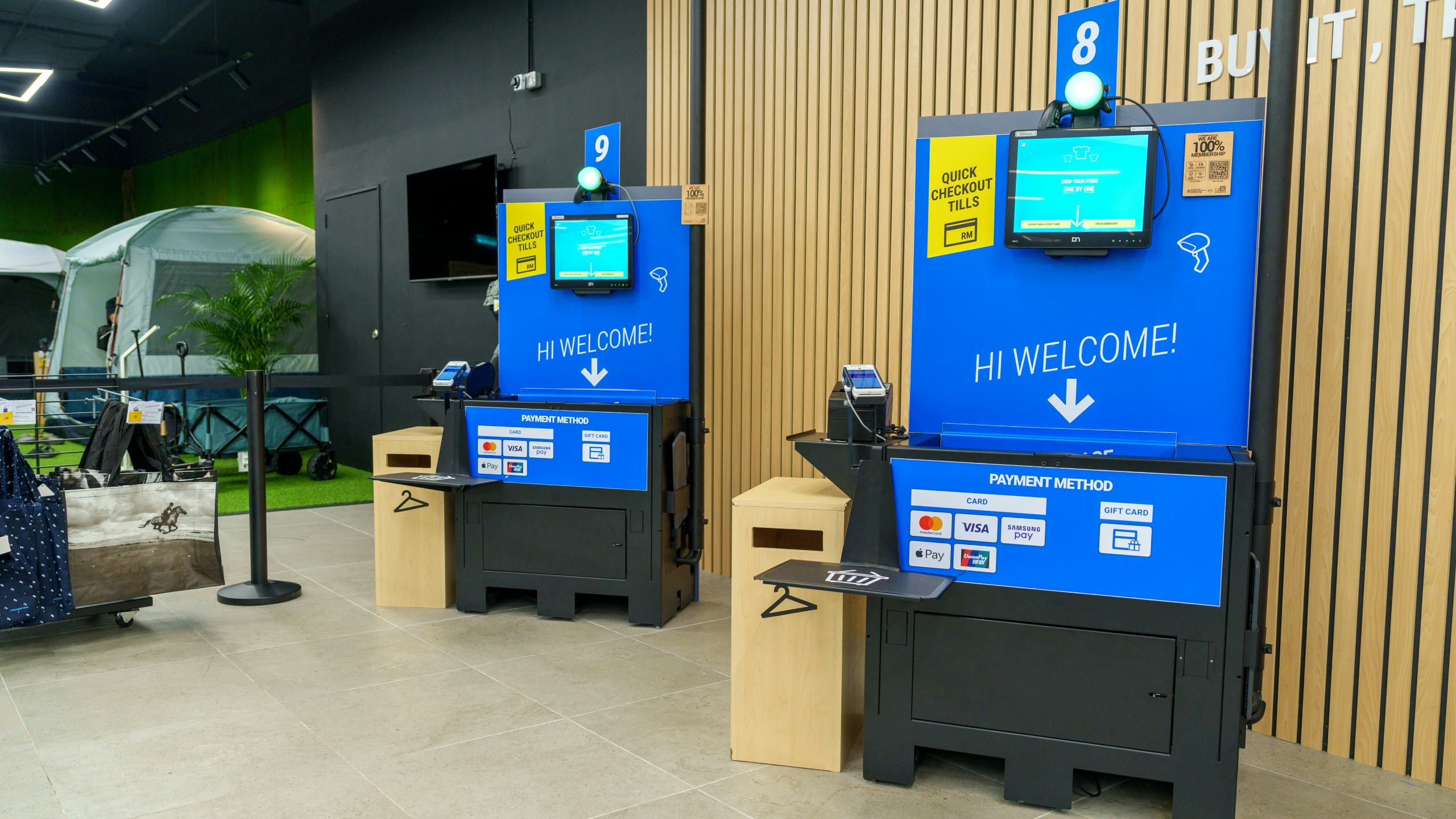 Kassa's met RFID-technologie bij een Decathlon in Maleisië. Foto: Shutterstock