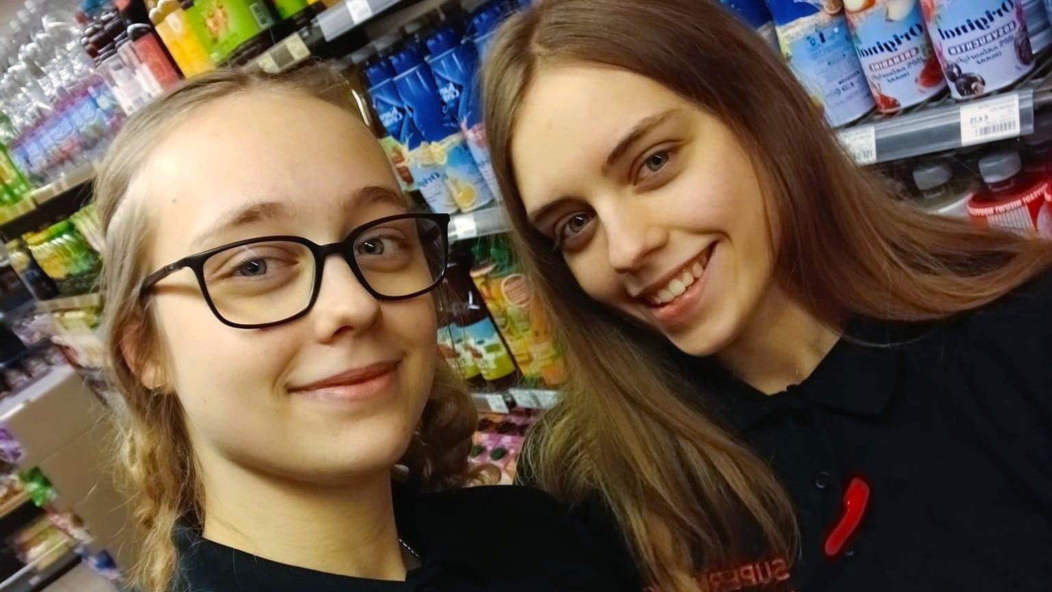 Ilse (links, 17 jaar) en Sanne (20) Huzen van Supermarkt Hooghalen. Foto: Distrifood