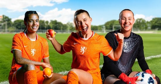 Albert Heijn en de KNVB hebben drie vrouwelijke internationals aangetrokken als gezicht voor een nieuwe campagne gericht op kinderen in de basisschoolleeftijd. Foto: KNVB