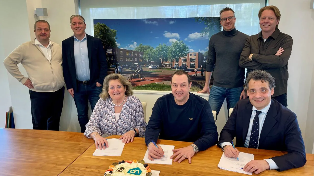 Boven: Franchisenemer Freek Lindeman, Bart Righarts (Netjes Beheer), franchisenemer Thijs Berkvens, Wouter Kromkamp (vastgoedadviseur Macellum). Onder: Wilma Schoonderbeek (Netjes Beheer) franchisenemer Peter Lindeman en wethouder Adam Elzakalai. Bron LinkedIn