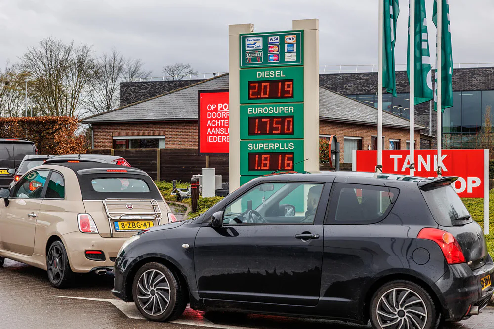 Nederlandse drukte bij een Belgisch tankstation. Foto: Rias Immink/ANP
