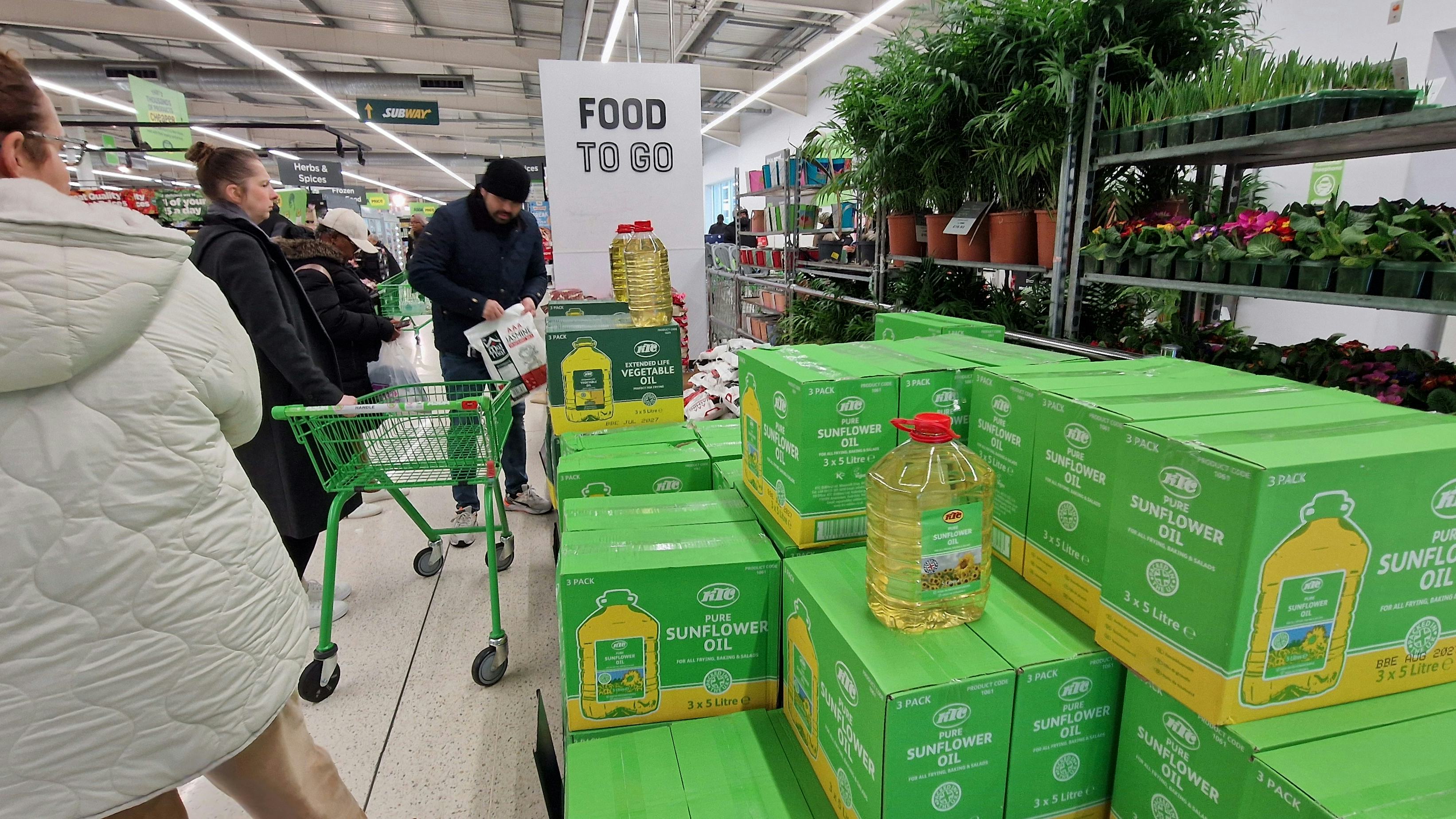 Bulk zonnebloemolie bij de ingang. Foto: Distrifood