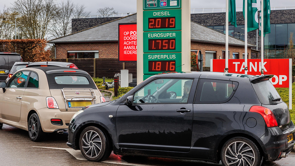 Nederlandse drukte bij een Belgisch tankstation. Foto: Rias Immink/ANP