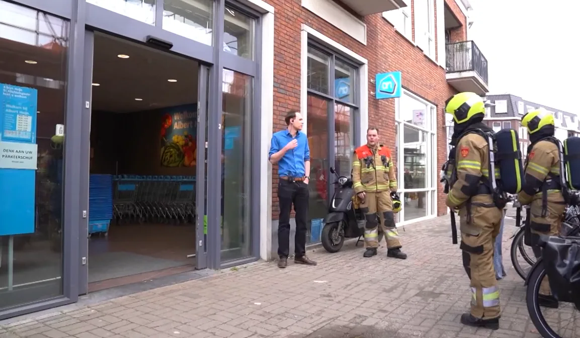 Brandweerlieden bij AH Sint-Michielsgestel. Videostill: Brabants Dagblad