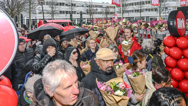 Onder grote belangstelling is onlangs de nieuwe Dirk in Amsterdam-Noord geopend. Foto: LinkedIn/Marcel Huizing