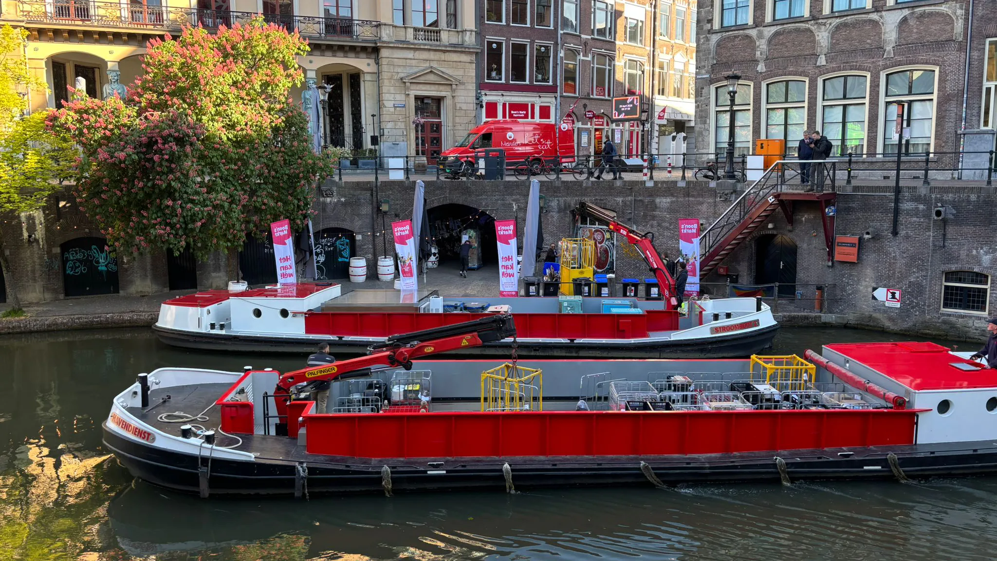 Een andere Stroomboot die aan de Utrechtse horeca levert, passeert de boor die de vracht voor Boon's Dagmarkt lost. Foto: Distrifood