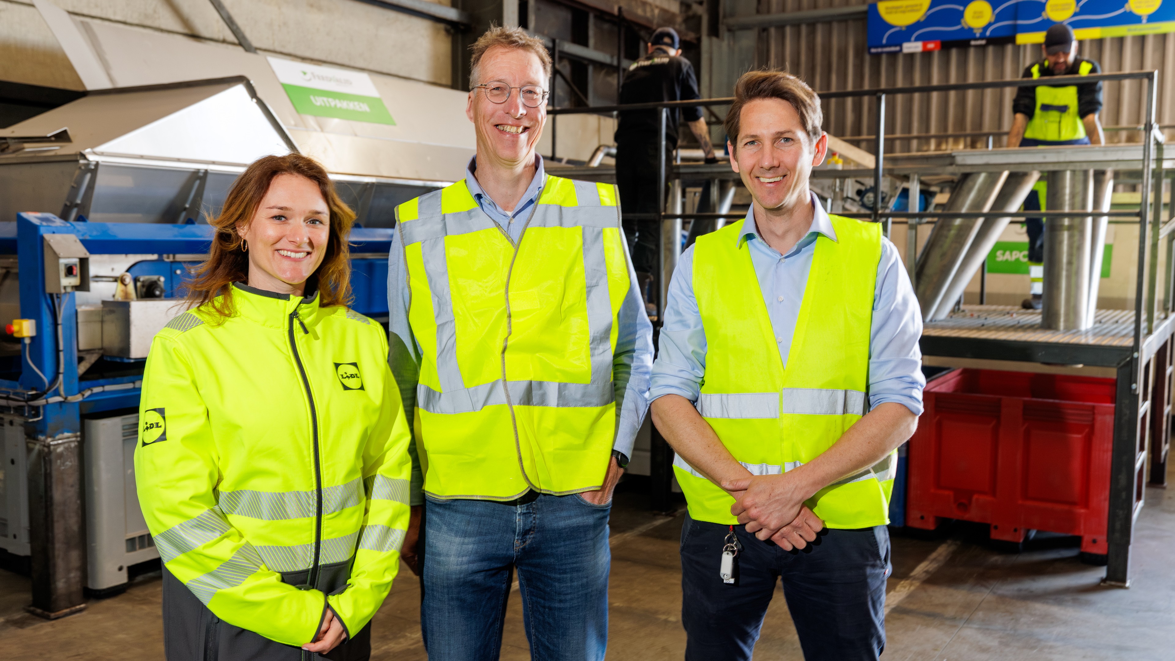 Esmée van Veen (Lidl), Toine Timmermans (Stichting Samen Tegen Voedselverspilling), Marcel de Geus (FeedValid). Foto: Lidl