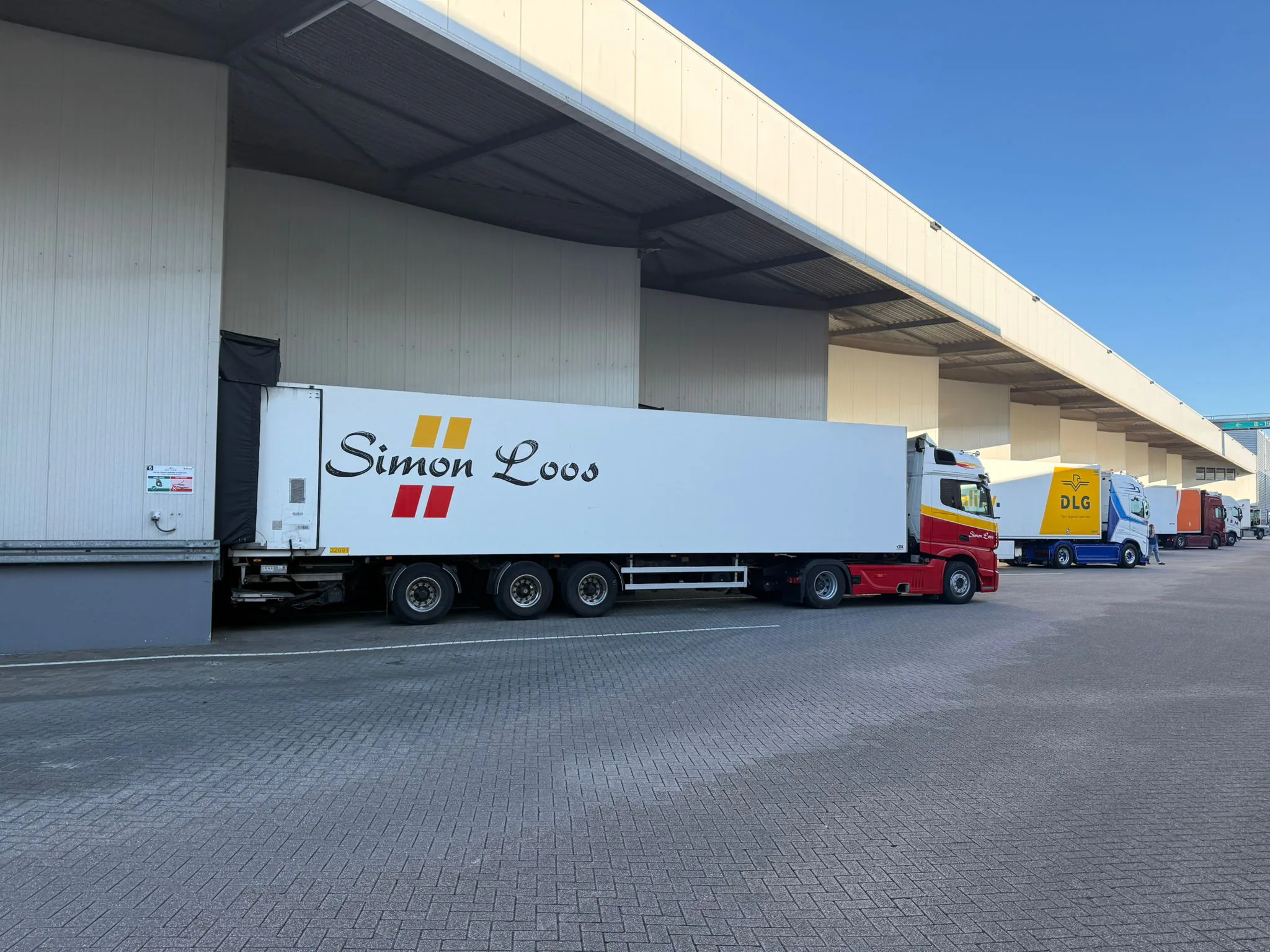 Simon Loos verzorgt het transport van de diepvries van Plus, 