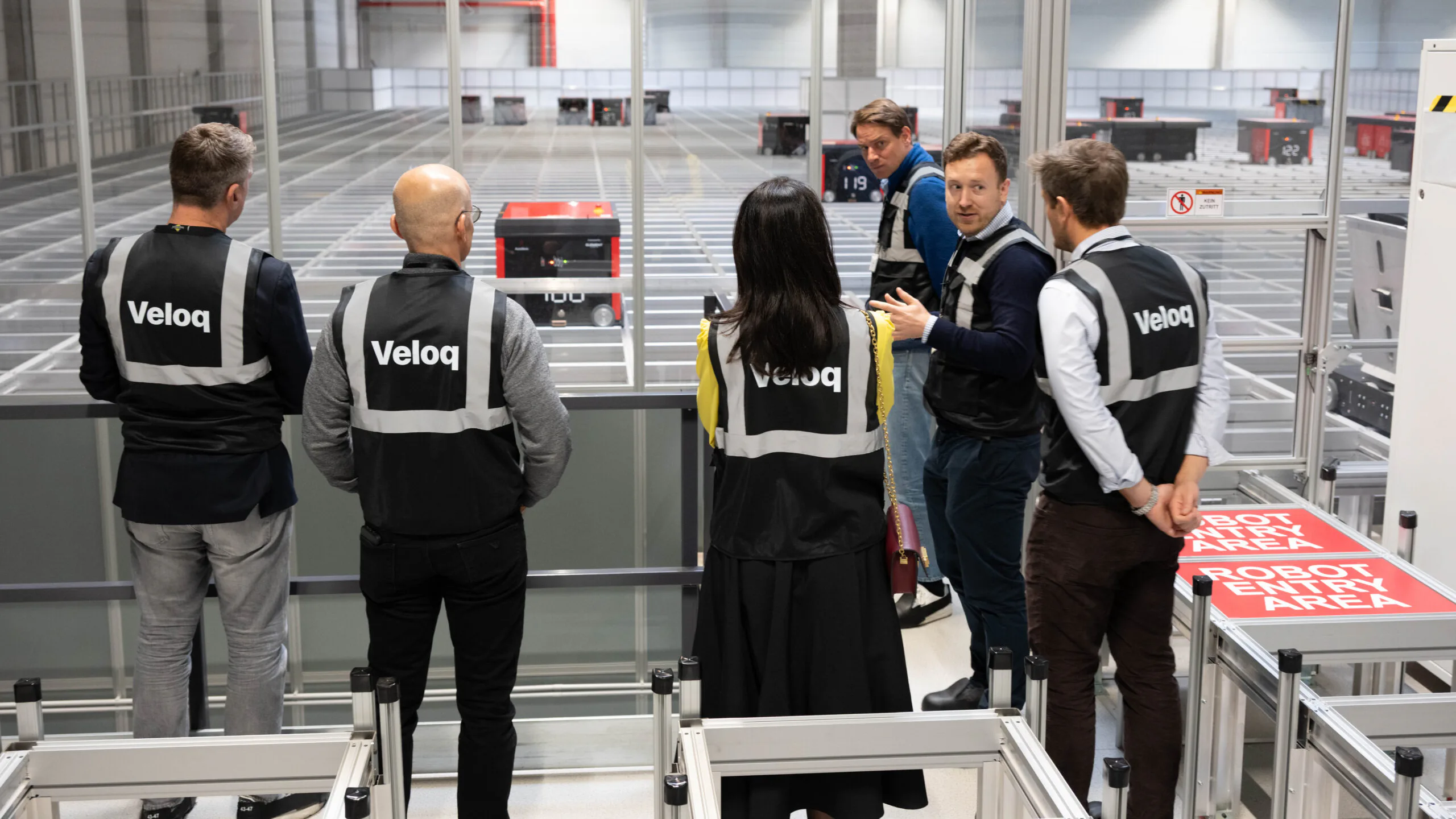 Het fulfilmentcentre van Rohlik in Wenen, met links Rohlik-ceo Tomáš Čupr. Foto: Veloq