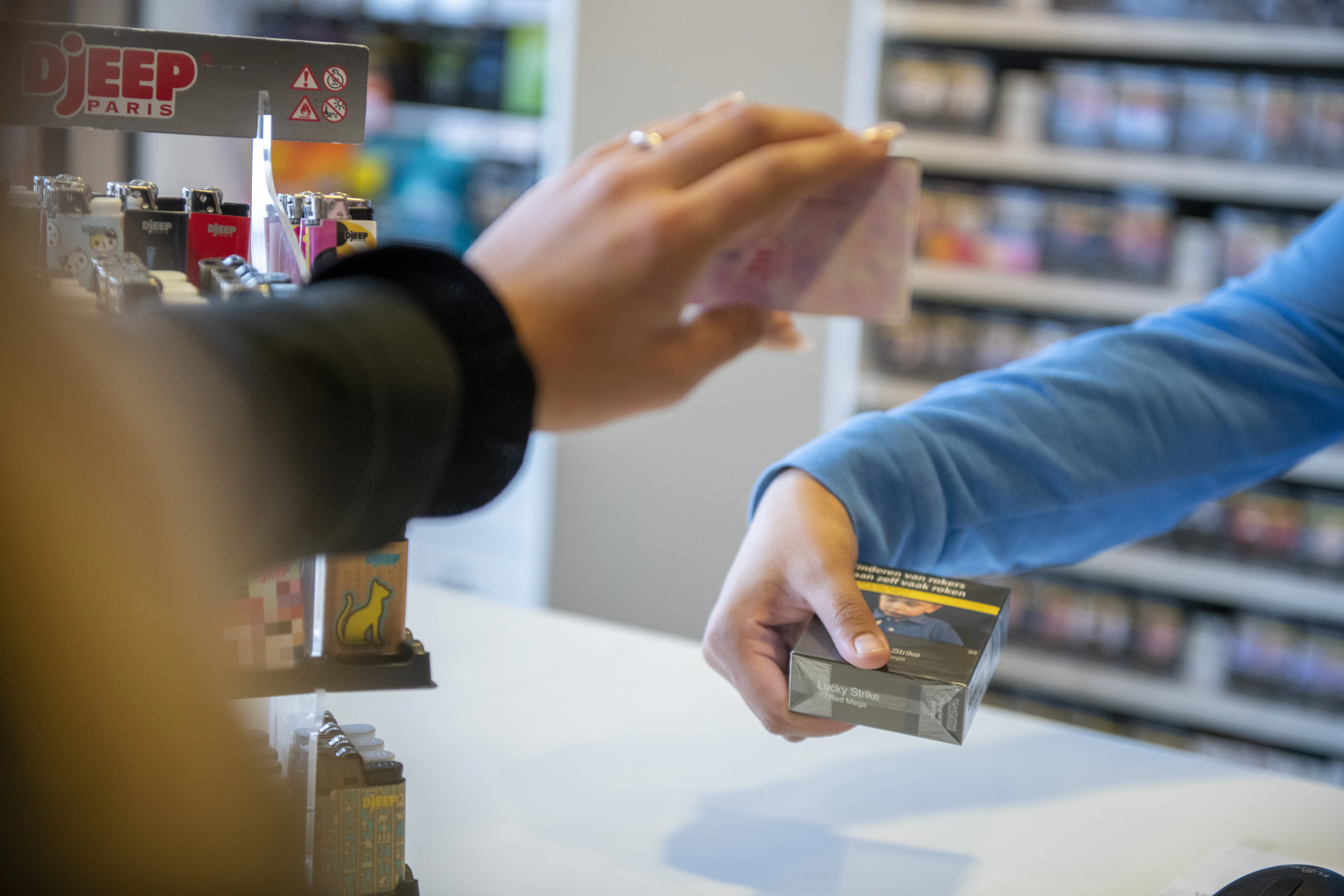 Klant koopt sigaretten, ter illustratie. Foto: ANP