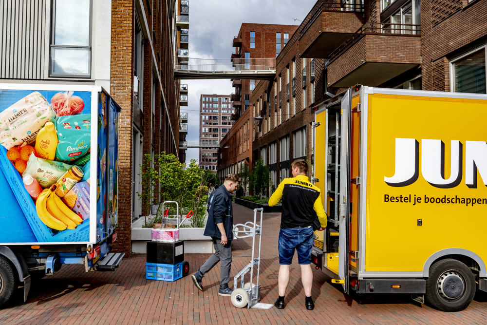 Bezorgers van AH en Jumbo. Foto: ANP