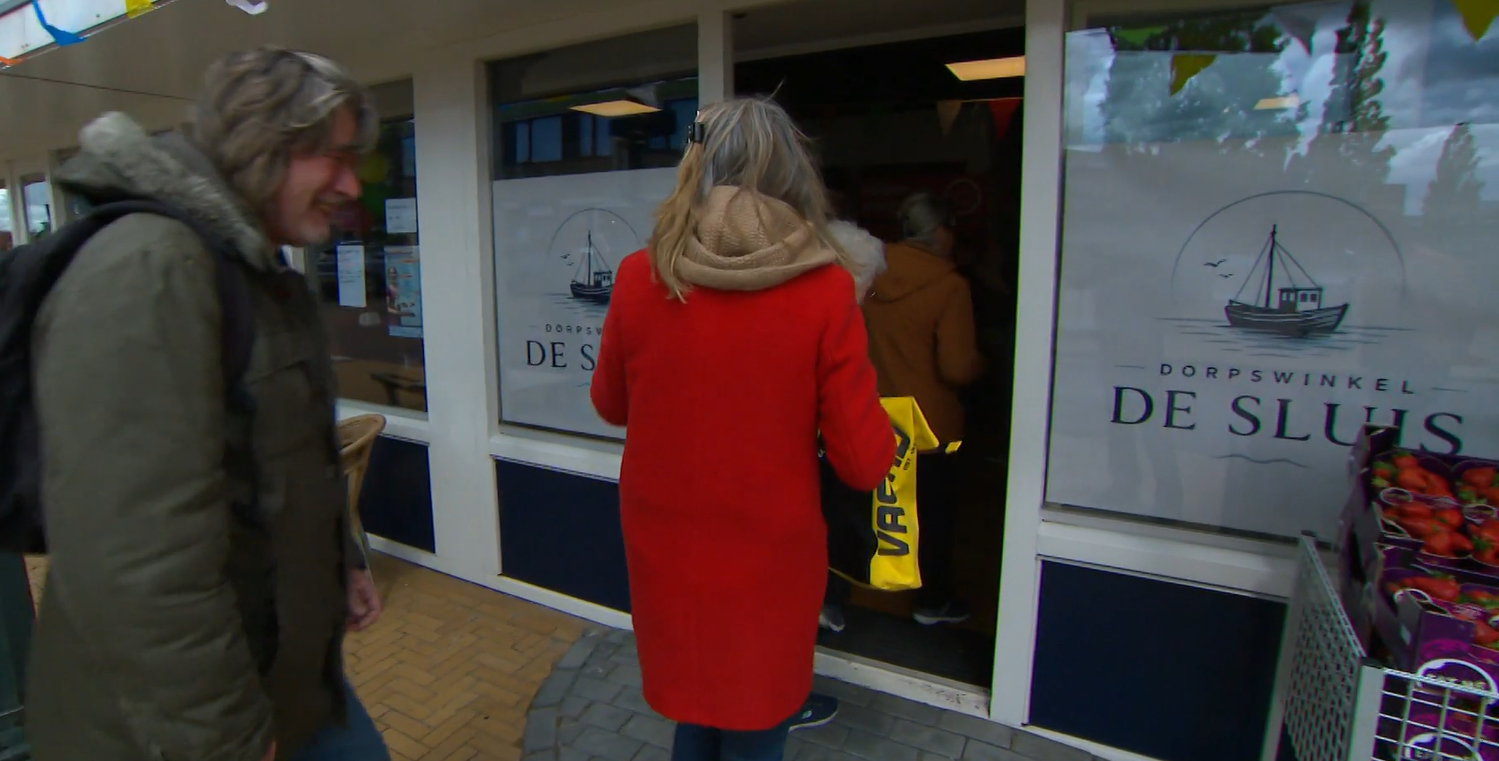 Eerste bezoekers na opening van Dorpswinkel De Sluis in Zoutkamp. Videostill: RTV Noord
