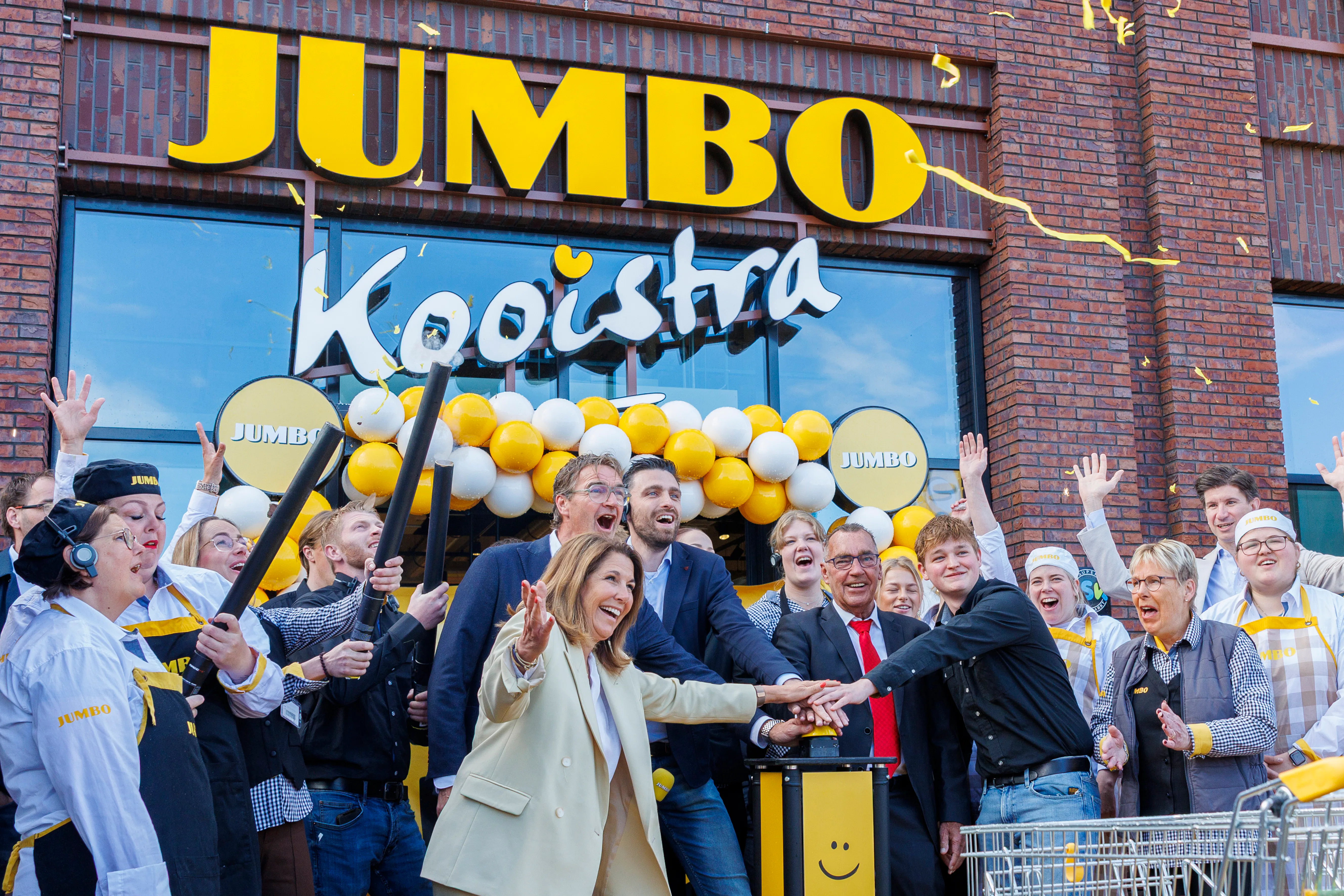 Opening van de nieuwe Jumbo Kooistra, met onder meer Colette Cloosterman-Van Eerd, Erik Kooistra en supermarktmanager Arnoud Wolthuizen. Foto: Jumbo Kooistra.