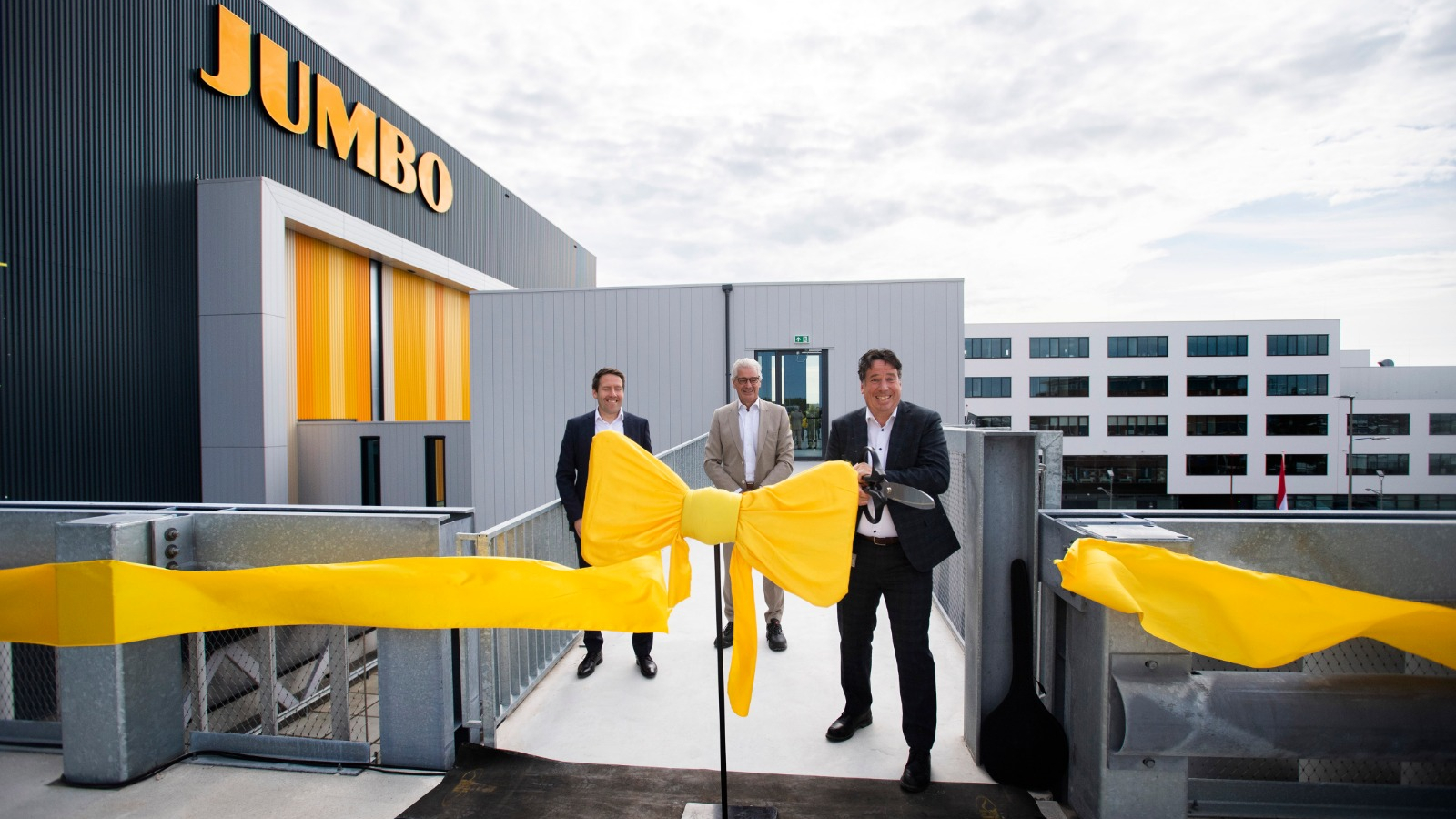 Karel de Jong, geheel rechts, bij de opening van het Jumbo-dc in Nieuwegein. Foto: Jumbo