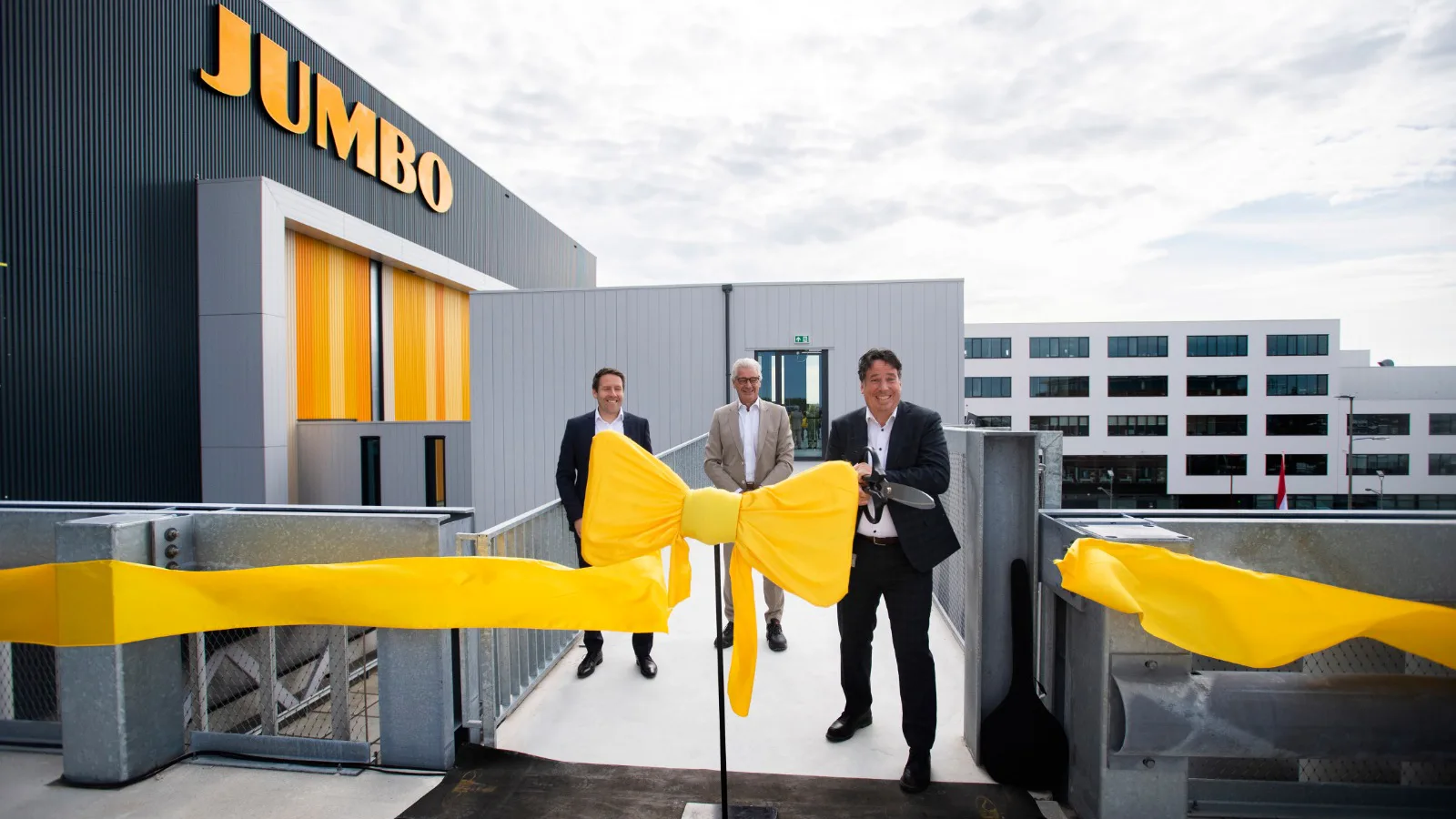 Karel de Jong, geheel rechts, bij de opening van het Jumbo-dc in Nieuwegein. Foto: Jumbo