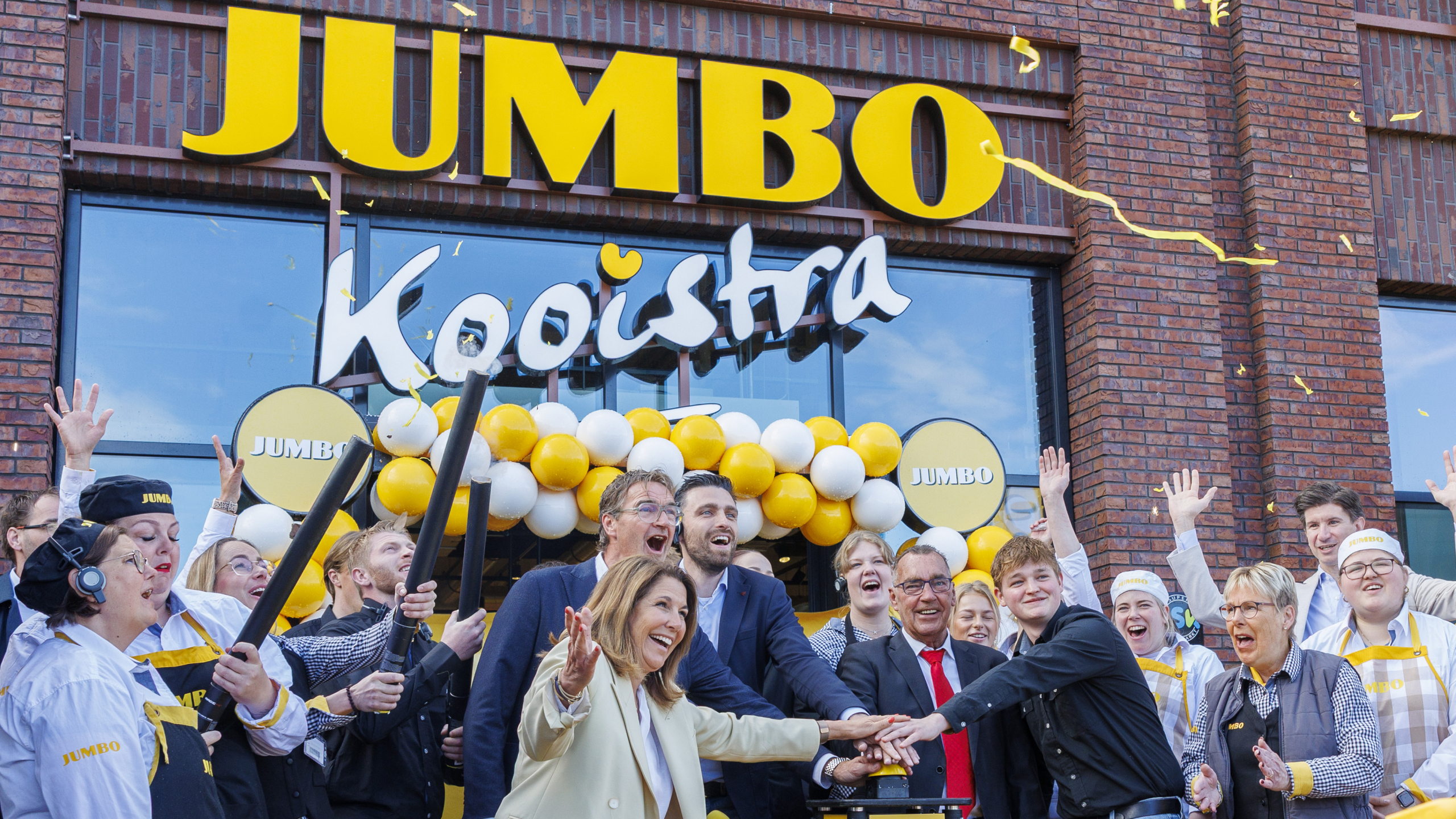 Opening van de nieuwe Jumbo Kooistra, met onder anderen Colette Cloosterman-van Eerd, Erik Kooistra en supermarktmanager Arnoud Wolthuizen. Foto: Jumbo Kooistra