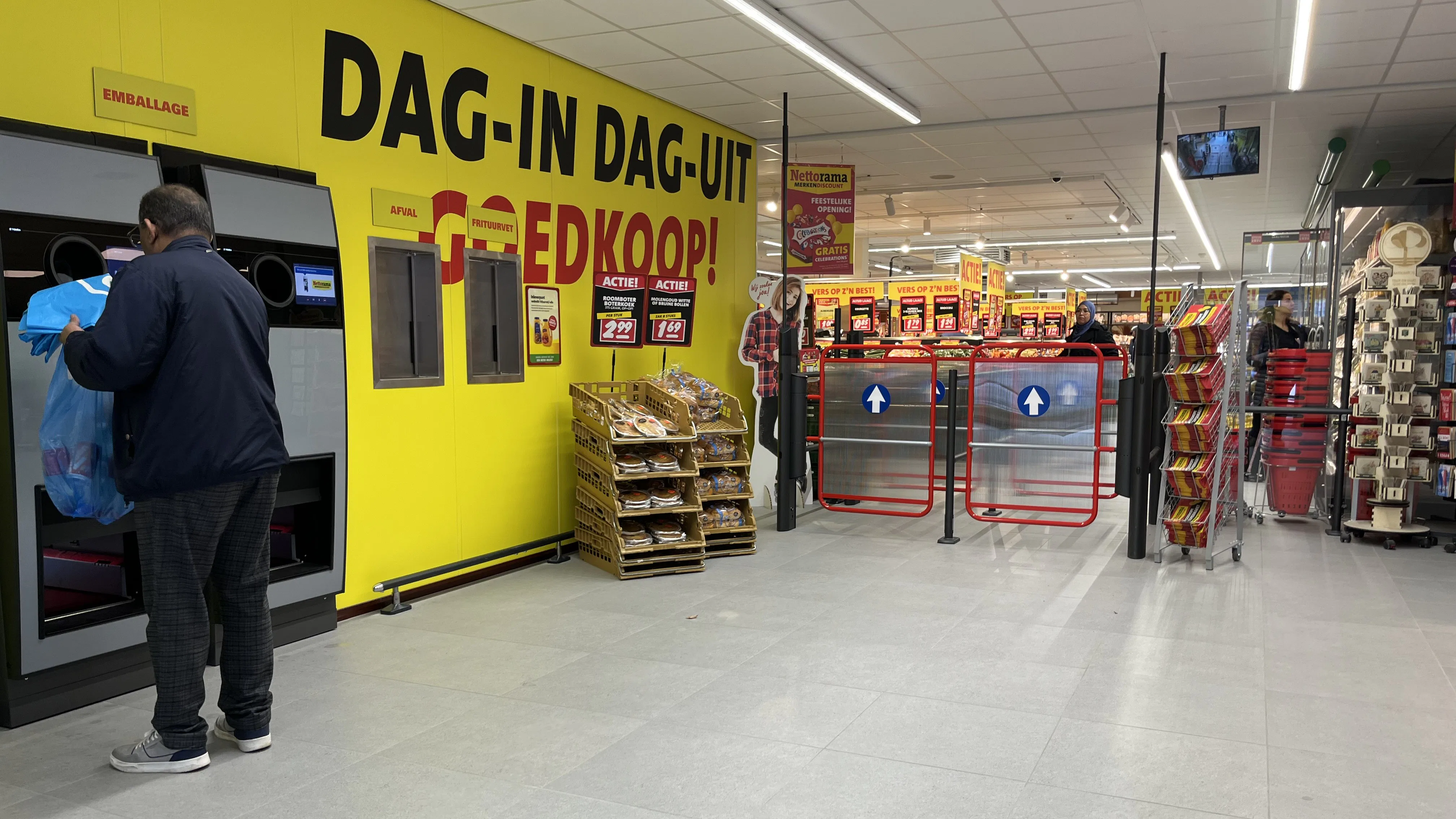 Bij Nettorama aan de Amsterdamsestraatweg 749 in Utrecht kunnen klanten hun lege statiegeldverpakkingen al voor de ingang inleveren. Foto: Distrifood