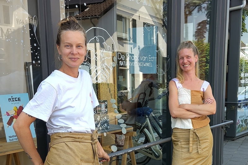 De zussen Didi en Tesse Goossens verkopen hun De Smaak van Echt in Baarn aan Odin. Foto: Odin