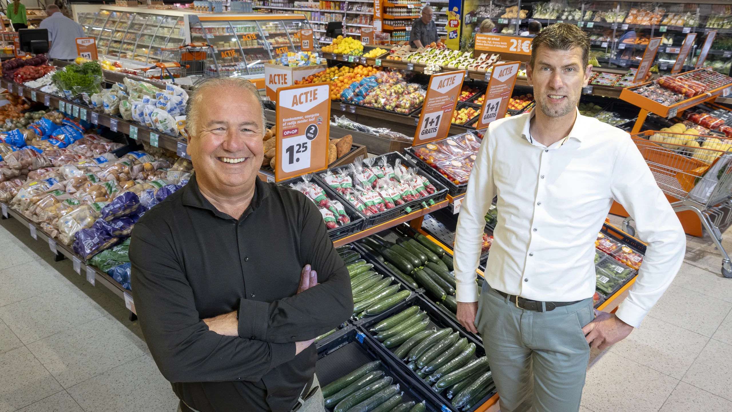 Commercieel directeur Leendert van Eck (links) en hoofd marketing en communicatie Jan Hoitema van Poiesz in de volledig vernieuwde vestiging in Balkburg. Foto: Koos Groenewold