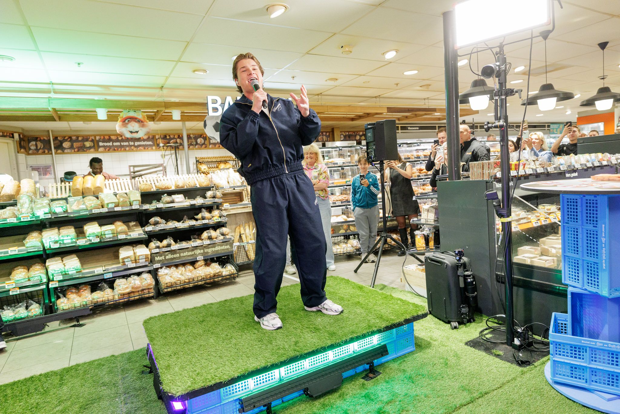 Samuel Welten treedt op tijdens 538-opnames in AH Museumplein te Amsterdam. Foto: Linkedin Albert Heijn
