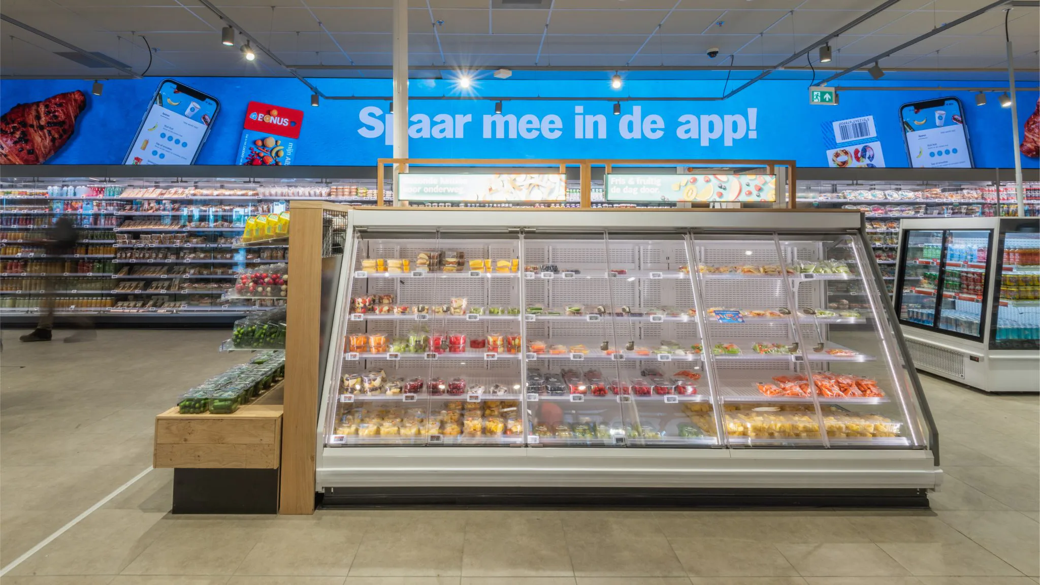 De vernieuwde AH To Go in Amsterdam, met op de achtergrond het megascherm. Foto: Albert Heijn