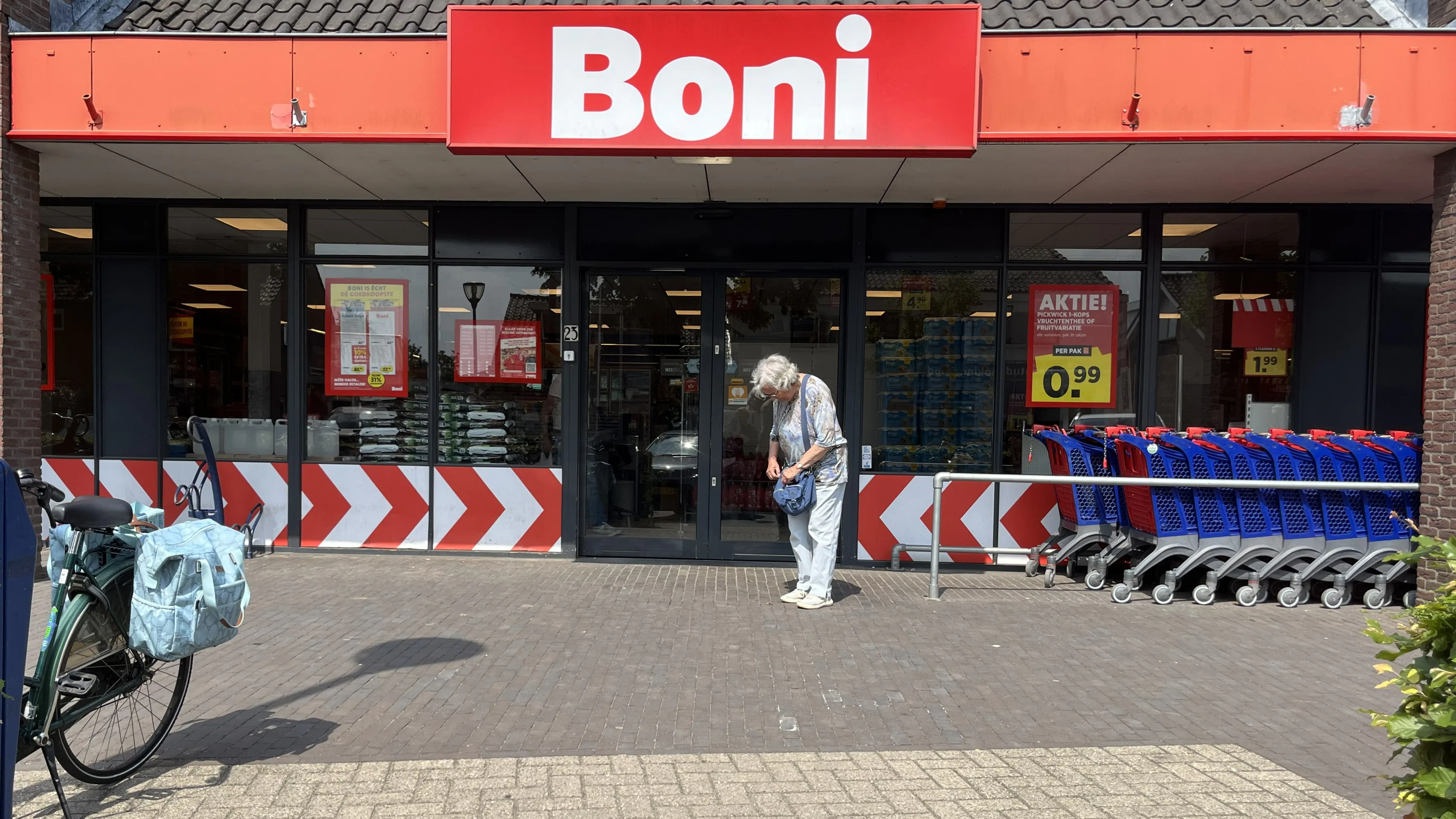 Vrouw bij entree Boni Odijk. Foto: Distrifood