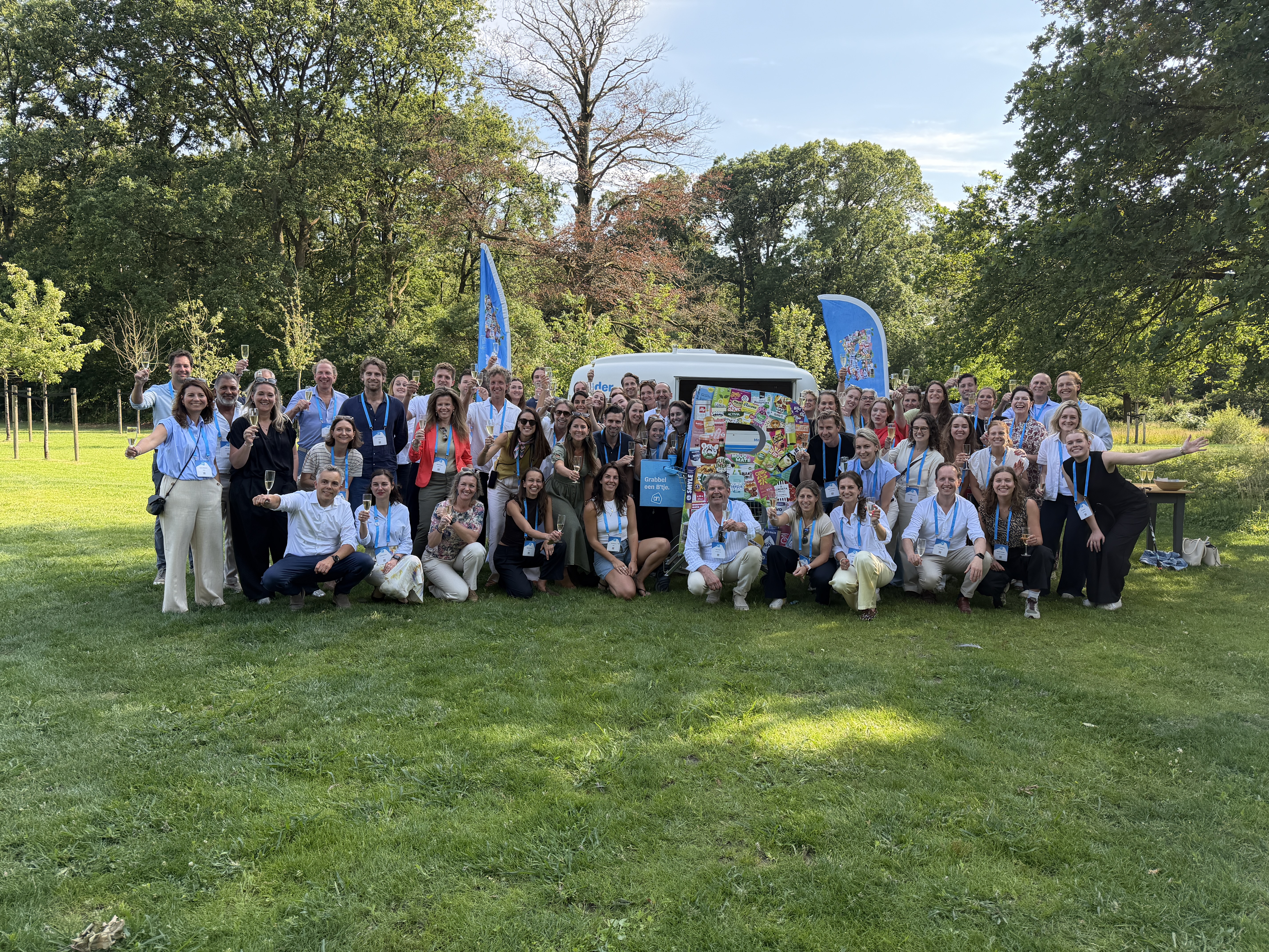 Vertegenwoordigers van Albert Heijn, fabrikanten en B Lab voor de campagne-caravan van Ieder B'tje Helpt. Foto: Distrifood
