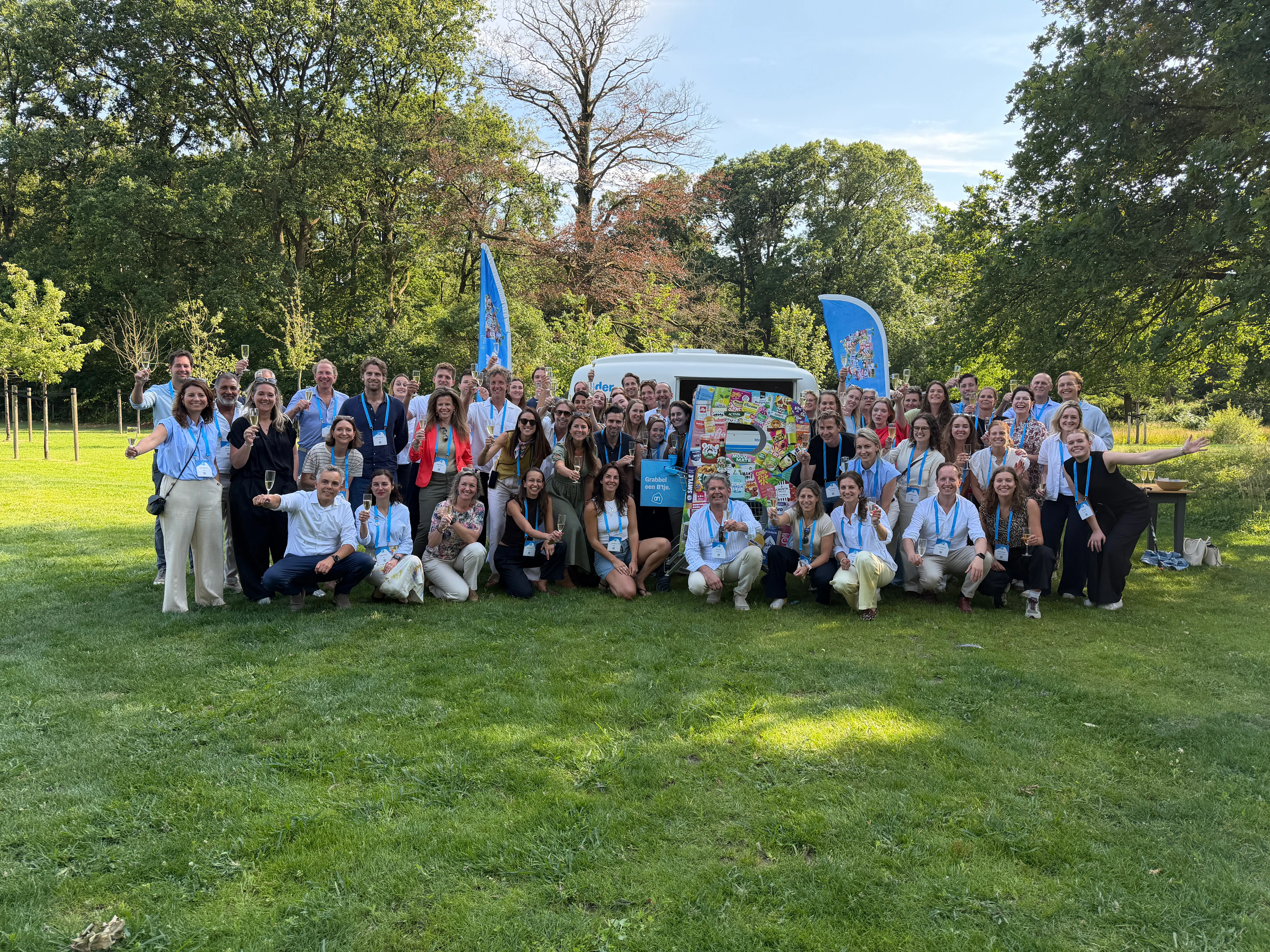 Vertegenwoordigers van Albert Heijn, fabrikanten en B Lab voor de campagne-caravan van Ieder B'tje Helpt. Foto: Distrifood