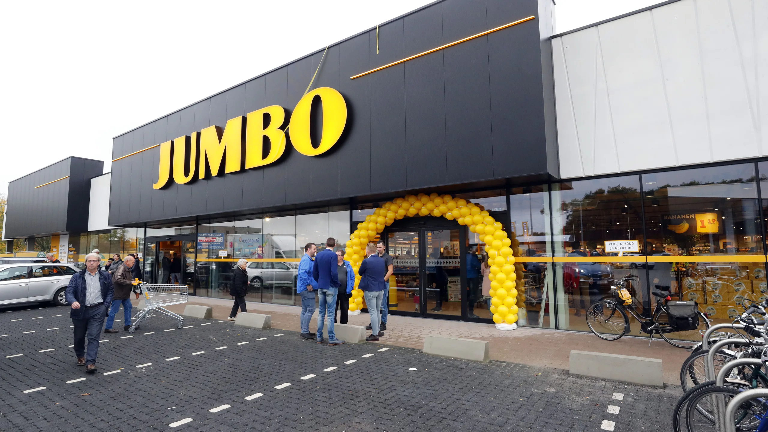 V.l.n.r: Ralf Jansen, Ducleaux Frijters, operationeel manager van de Jumbo’s van het ondernemersduo, en René Puts. Foto: Jumbo Jansen & Puts