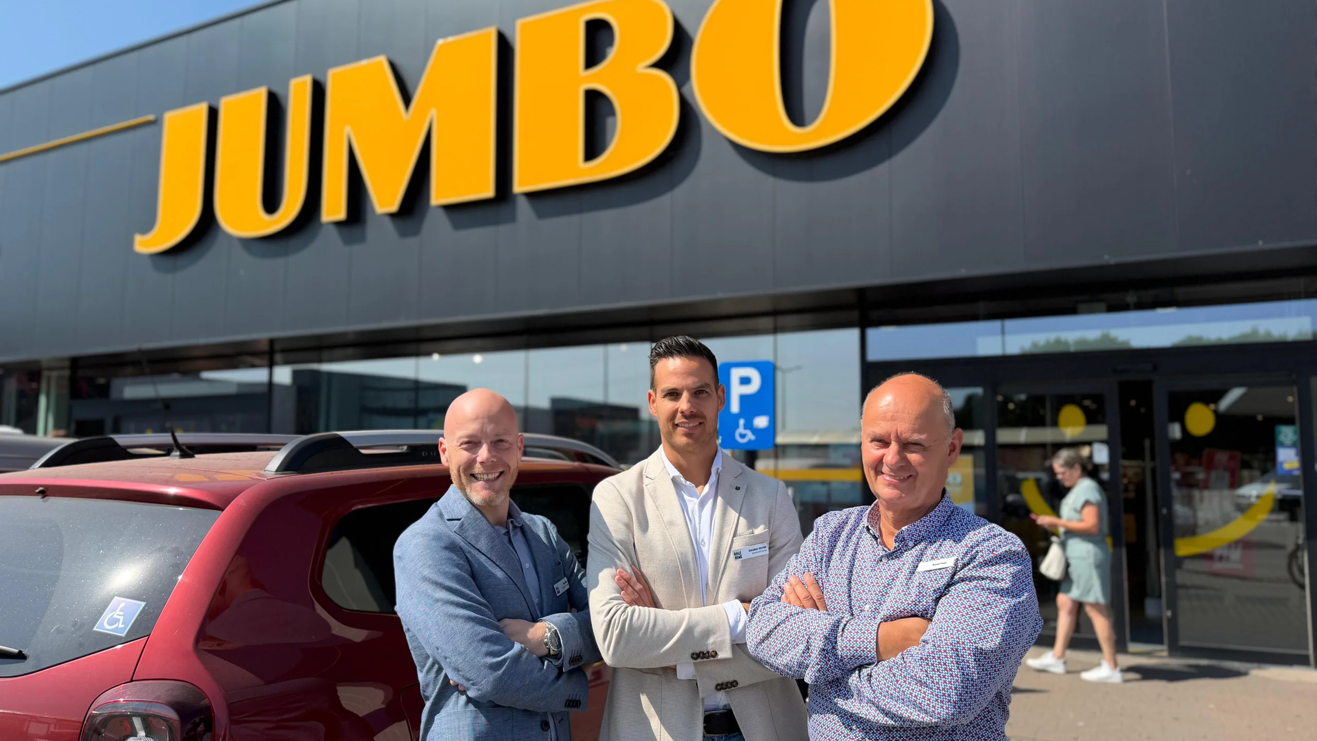 V.l.n.r.: Ralf Jansen, Ducleaux Frijters, operationeel manager van de Jumbo’s van de ondernemers, en René Puts. Foto: Jumbo Jansen & Puts