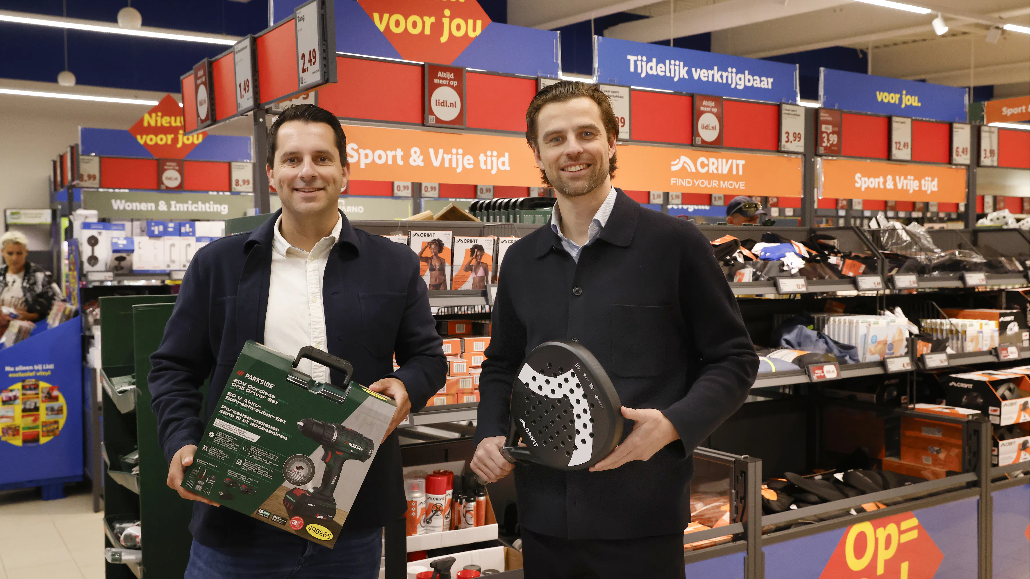 Remco Driessen en Berend van den Nieuwenhuijzen op de vernieuwde non-foodafdeling in Huizen. Foto: Ton Kastermans Fotografie