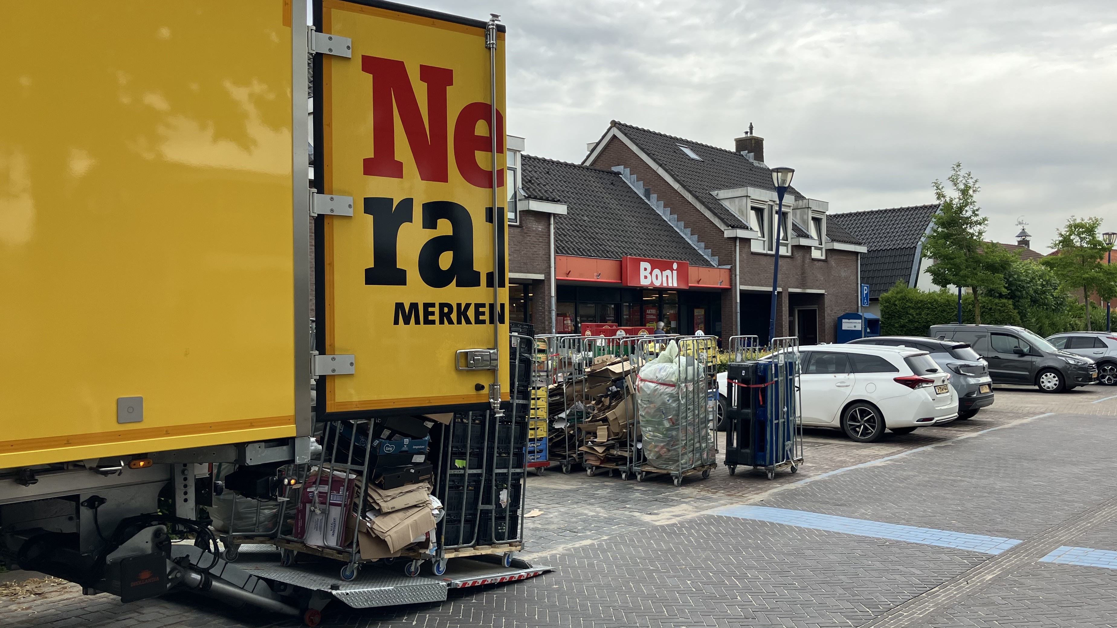 Nettorama-vrachtwagen voor de deur van Boni Odijk. Foto: Distrifood