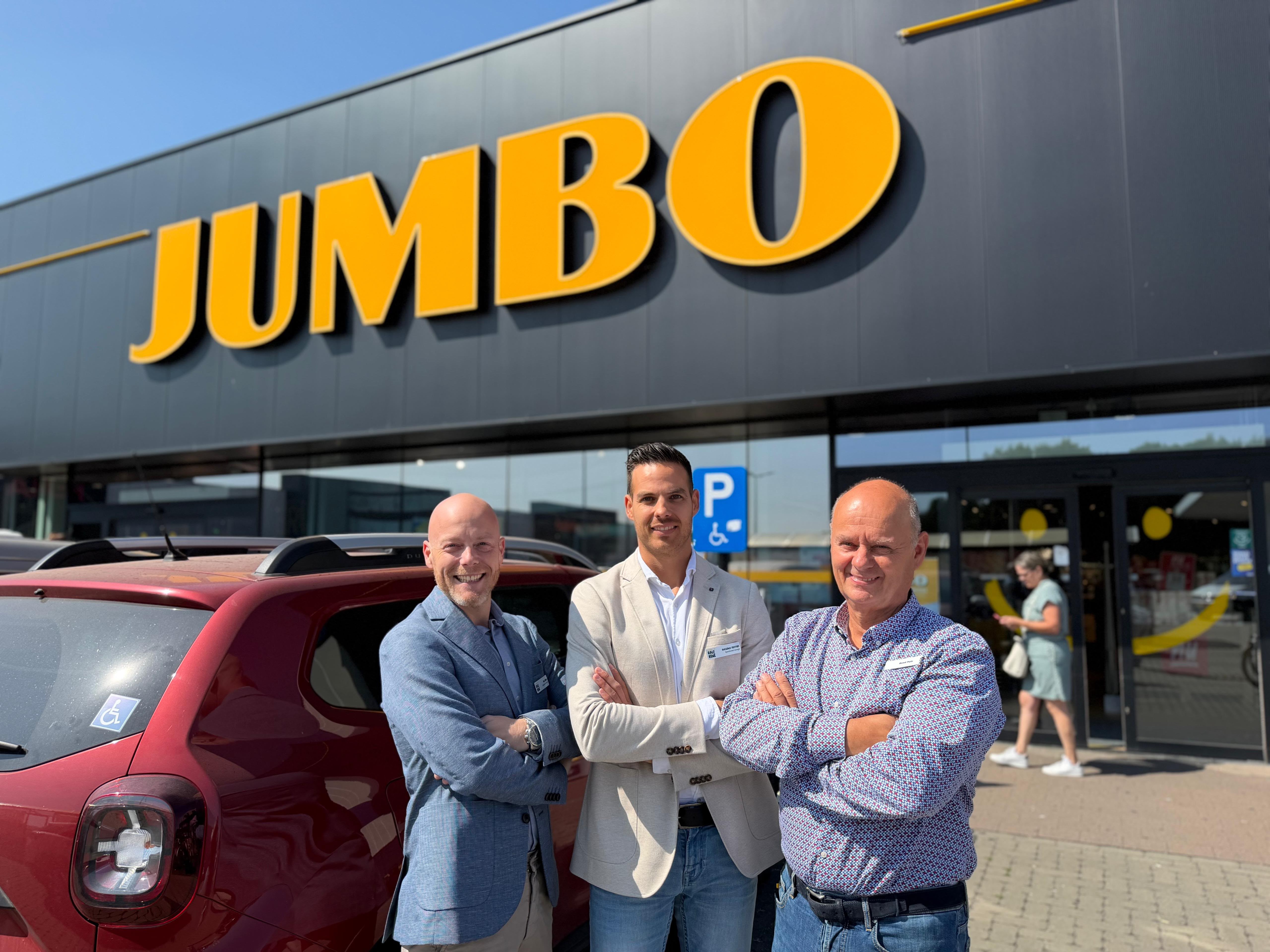 V.l.n.r.: Ralf Jansen, Ducleaux Frijters, operationeel manager van de Jumbo’s van de ondernemers, en René Puts. Foto: Jumbo Jansen & Puts