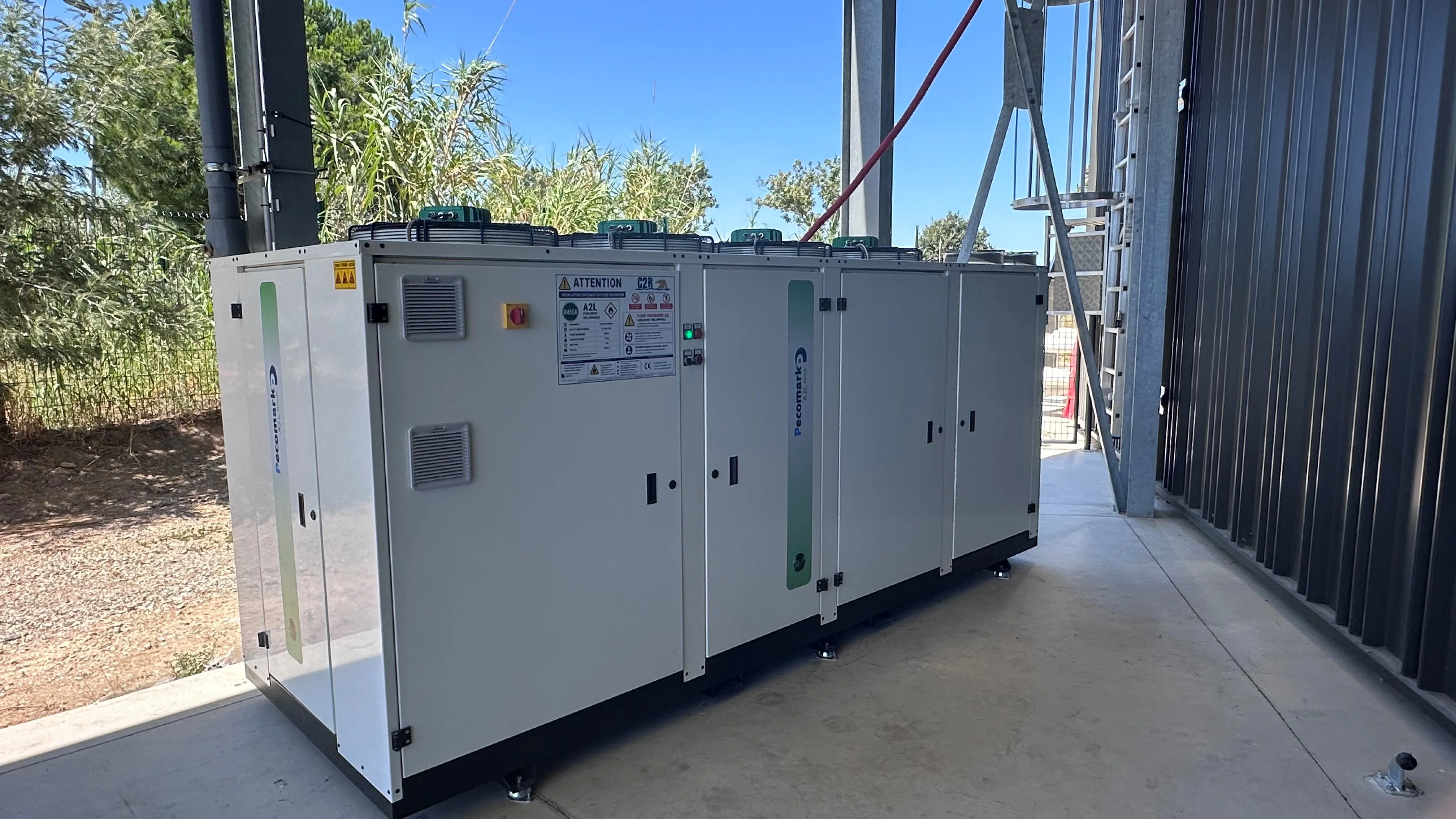 Pecomark-koelgroepen met vermogensregeling, uitgerust met semi-hermetische Bitzer-compressoren en aangestuurd via een Carel pRack-besturing.