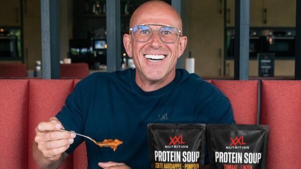 Ceo René van der Zel van XXL Nutrition poseert met de eiwitrijke maaltijdsoep die zijn bedrijf met Hak maakt. Foto: XXL Nutrition