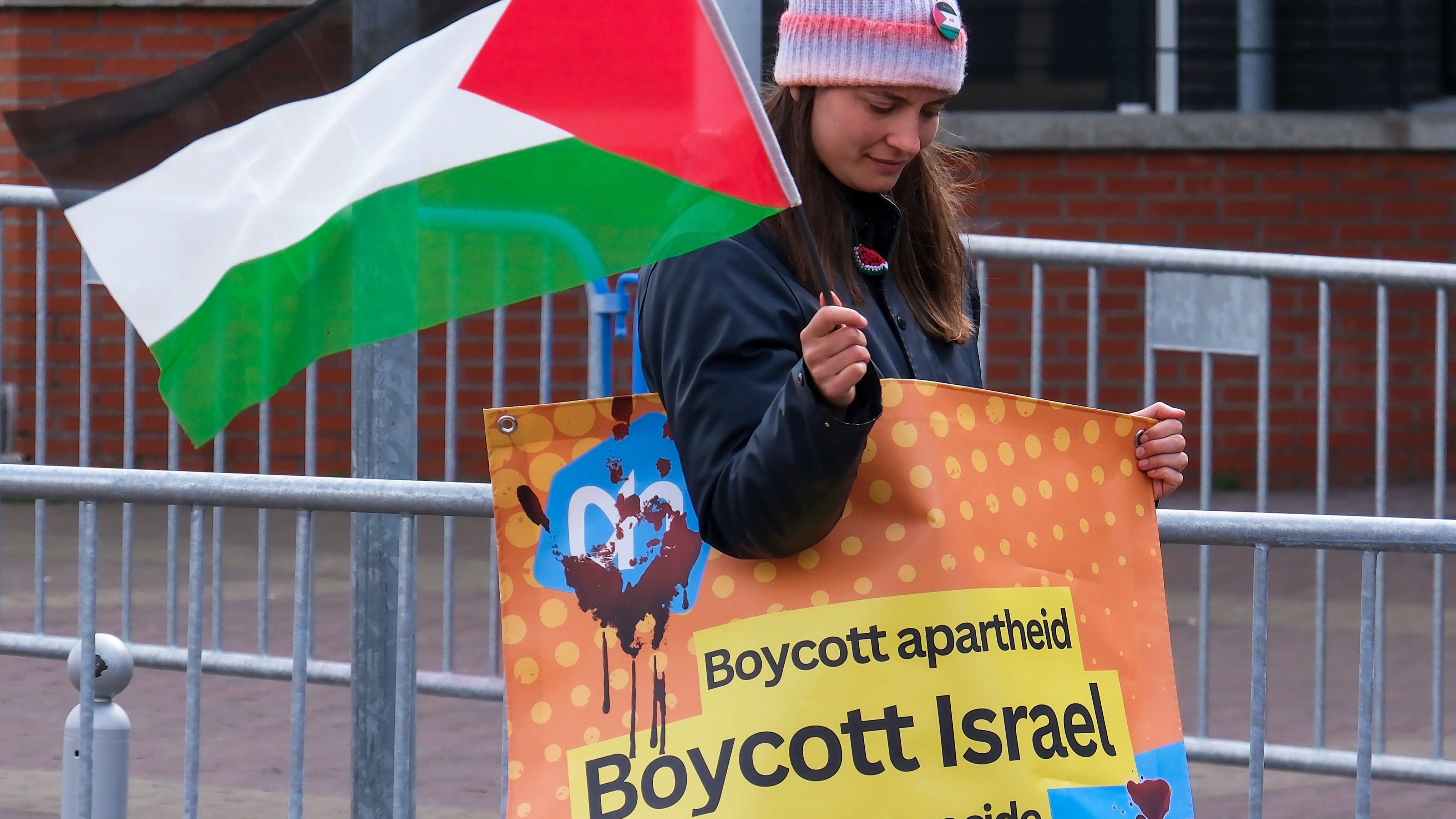 Activisten van de actiegroep Albert Heijn Apartheidvrij protesteren in april 2025 bij de aandeelhoudersvergadering van Ahold Delhaize in Zaandam. Foto: ANP