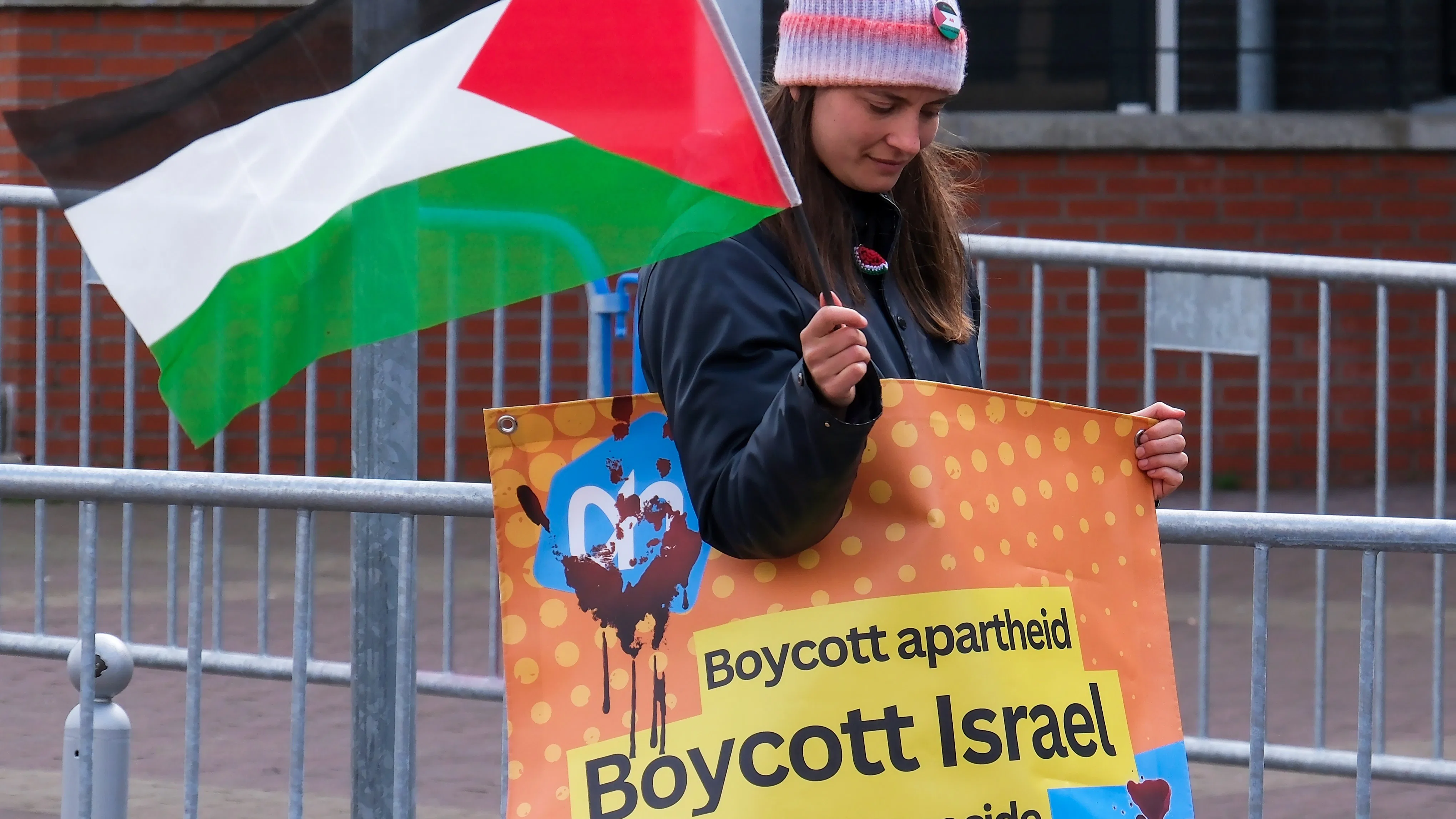Activisten van de actiegroep Albert Heijn Apartheidvrij protesteren in april 2025 bij de aandeelhoudersvergadering van Ahold Delhaize in Zaandam. Foto: ANP