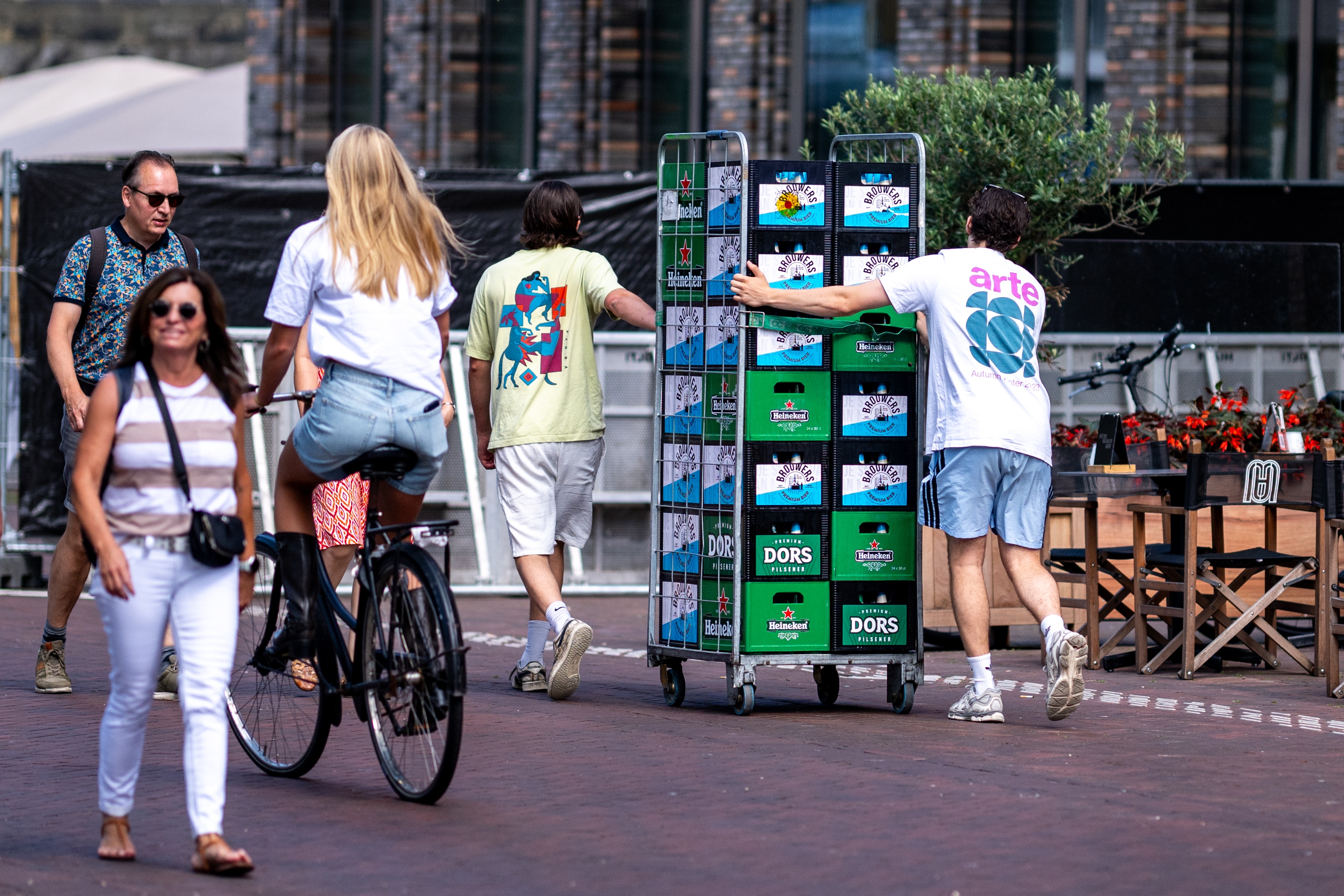 Studenten in Groningen met lege bierkratten. Foto: ANP