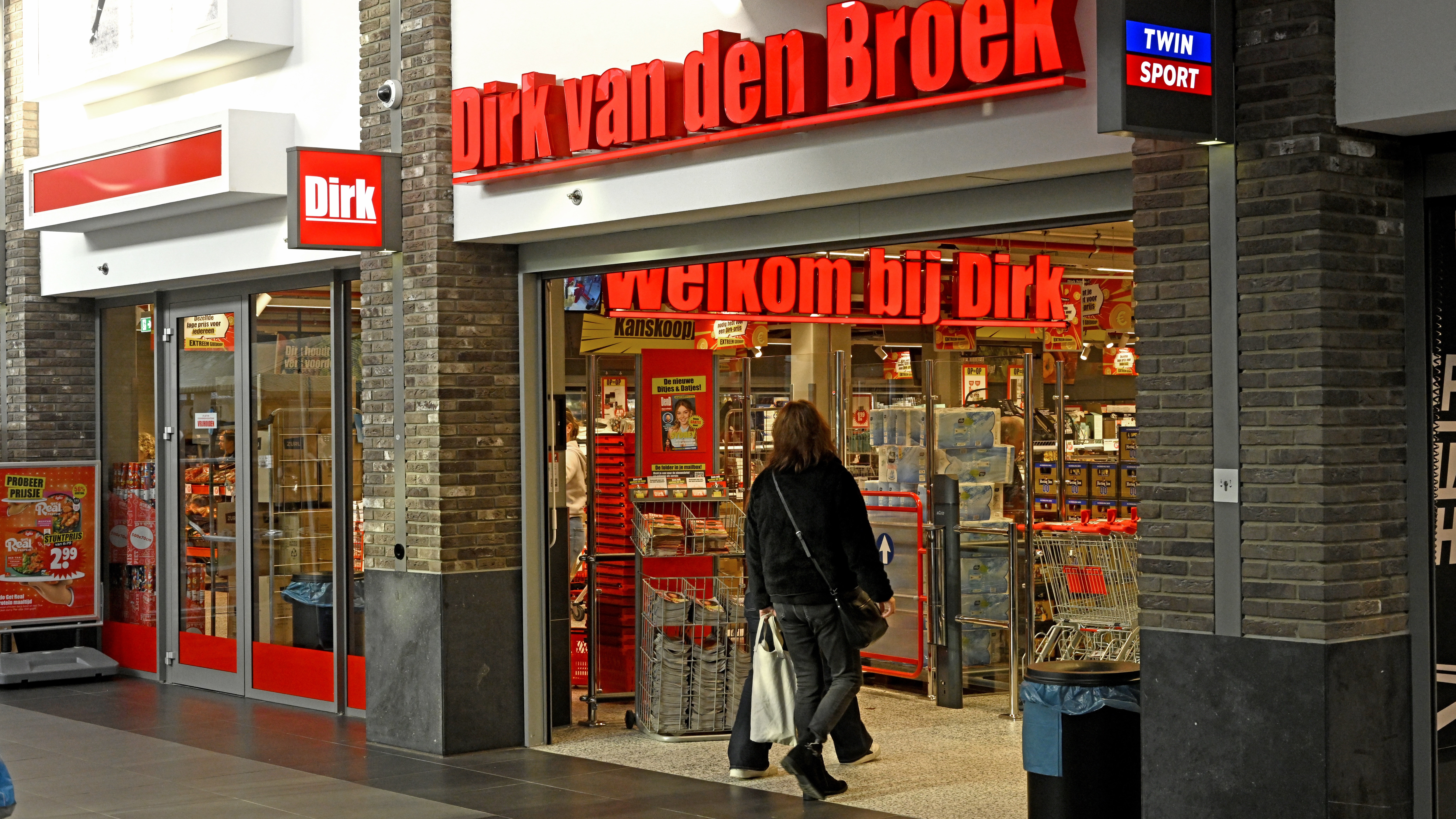 Klant wandelt Dirk in Uithoorn binnen. Foto: ANP