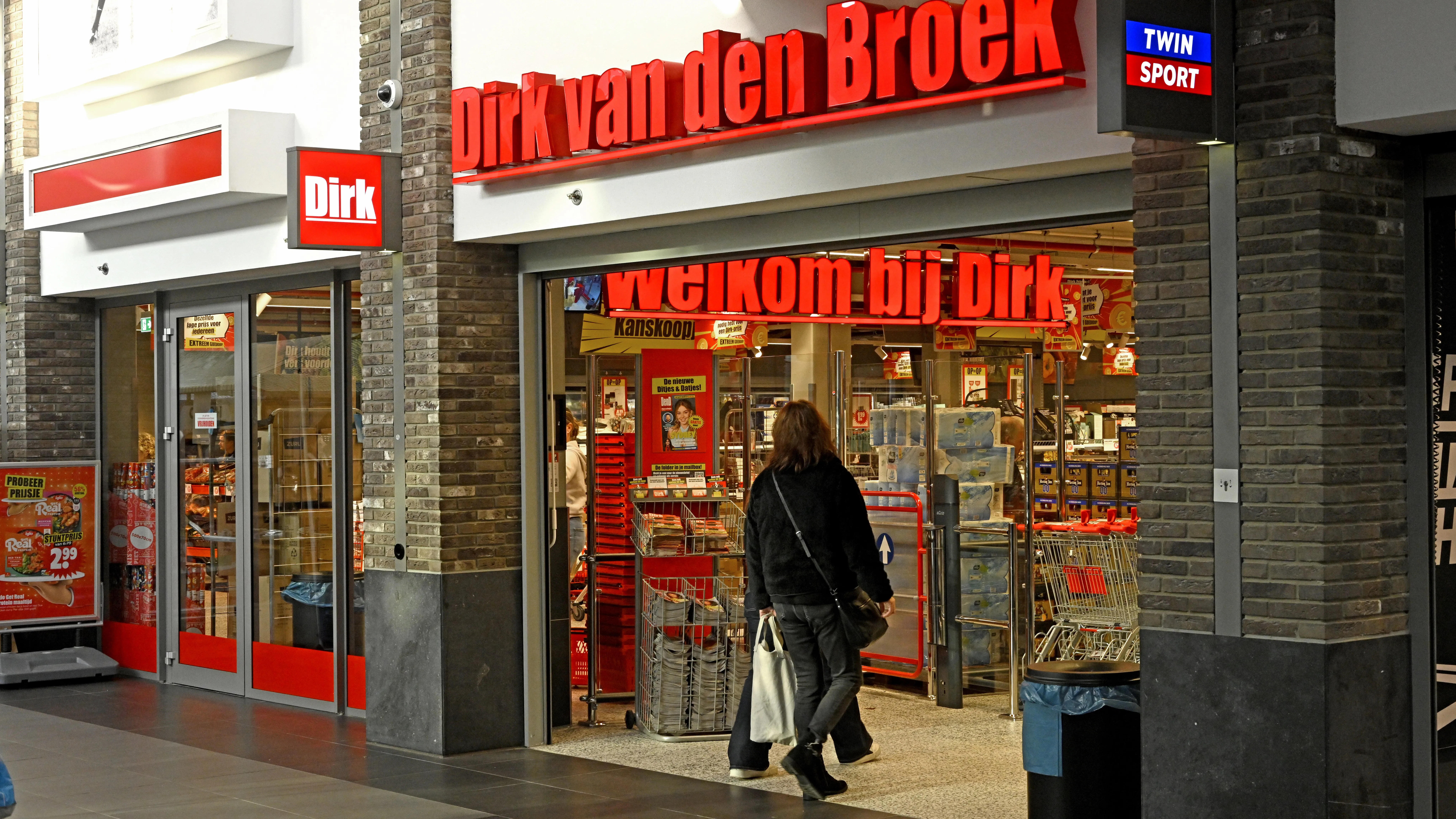 Klant wandelt Dirk in Uithoorn binnen. Foto: ANP